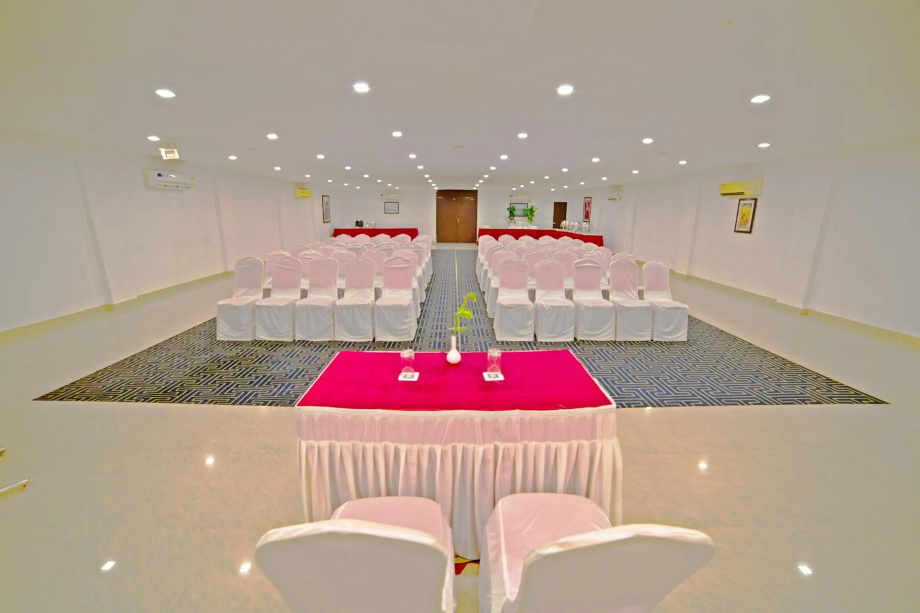 Meeting/conference room in Hotel Clarks Collection Bhavnagar