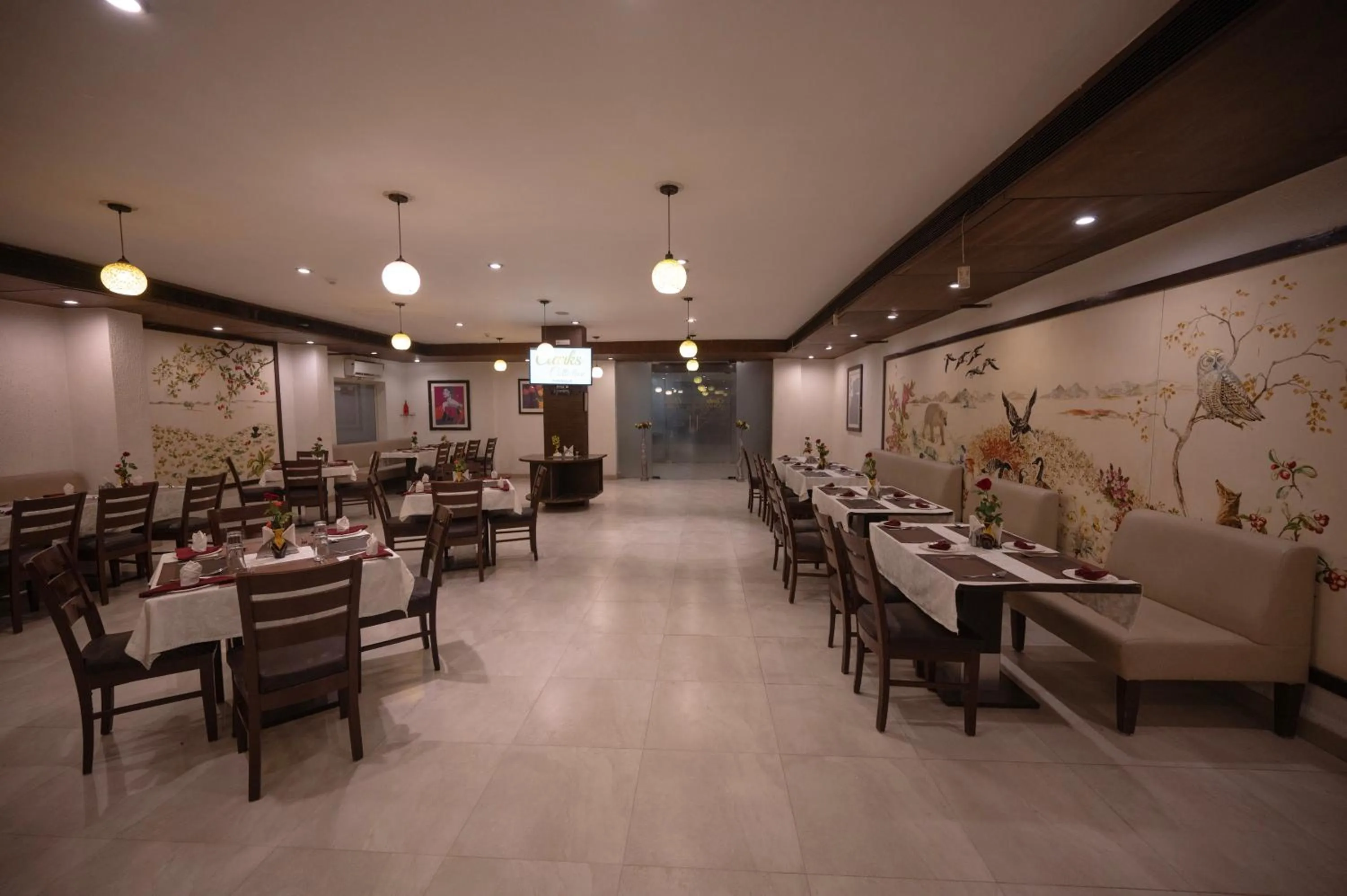 Restaurant/places to eat in Hotel Clarks Collection Bhavnagar