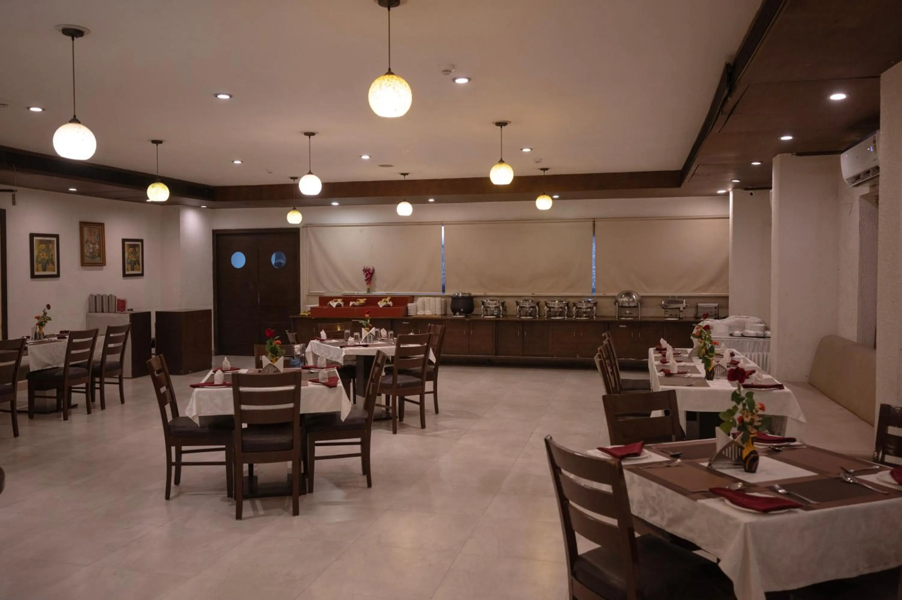 Restaurant/places to eat in Hotel Clarks Collection Bhavnagar