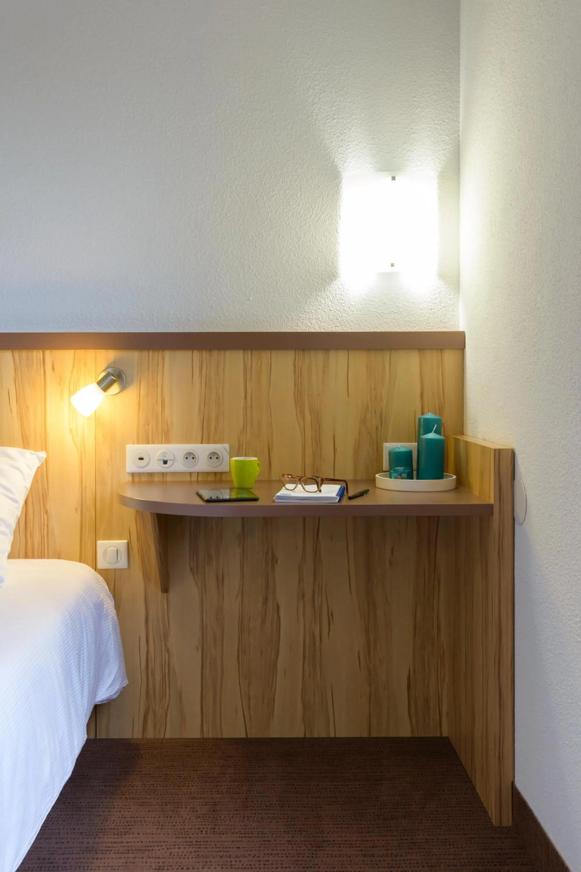 Seating area, Bed in Brit Hotel Reims Croix Blandin