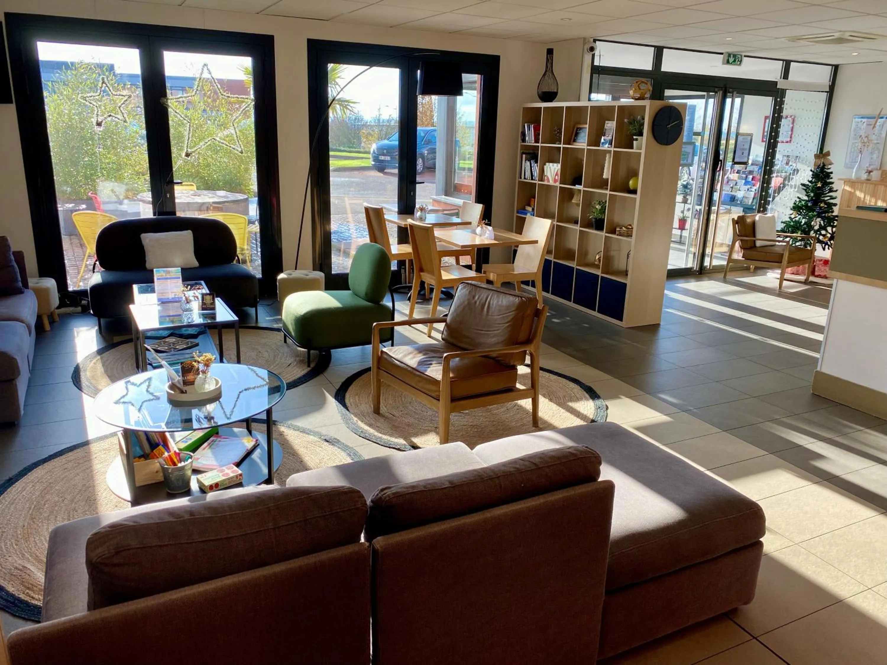 Lobby or reception in Brit Hotel Reims Croix Blandin