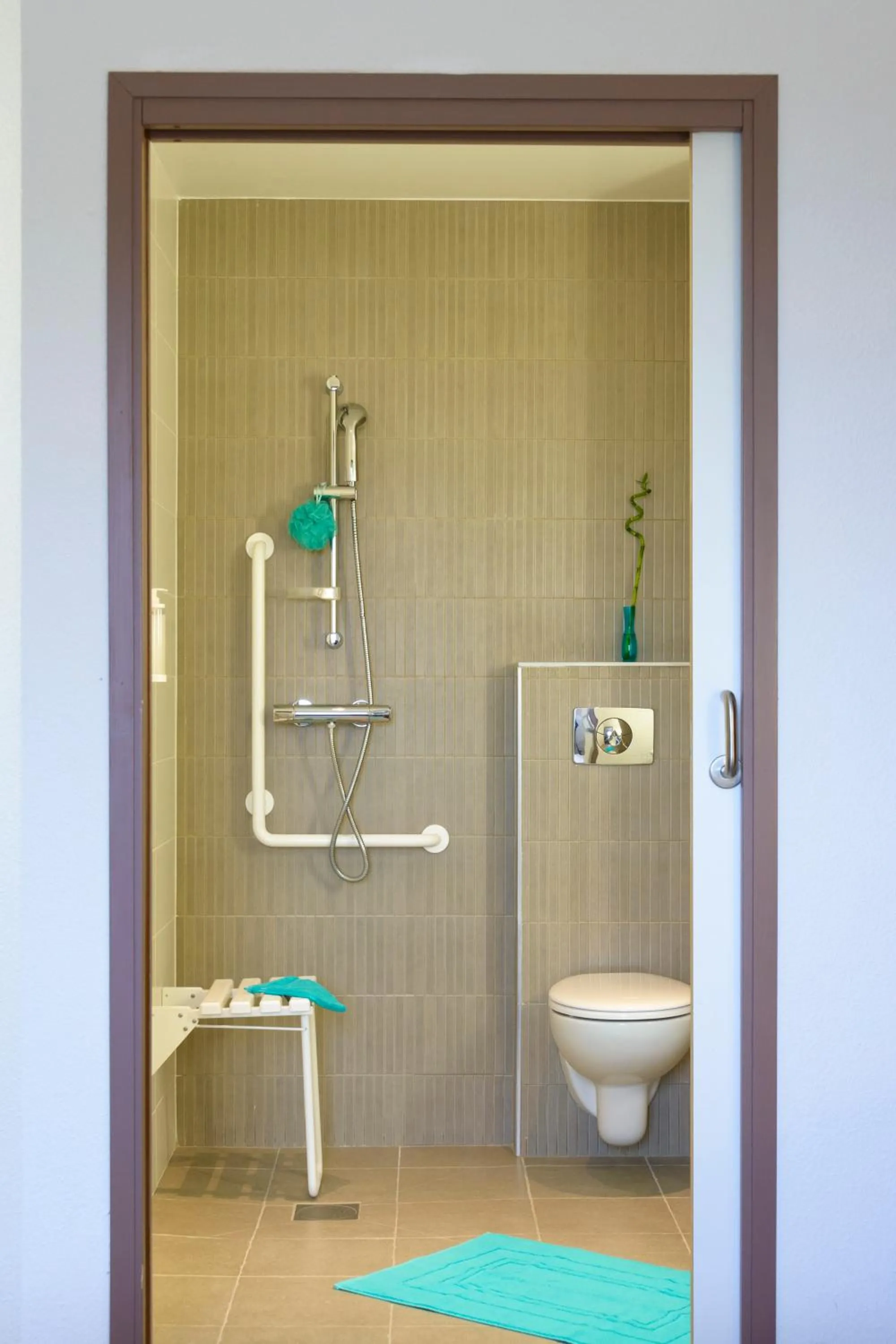 Bathroom in Brit Hotel Reims Croix Blandin