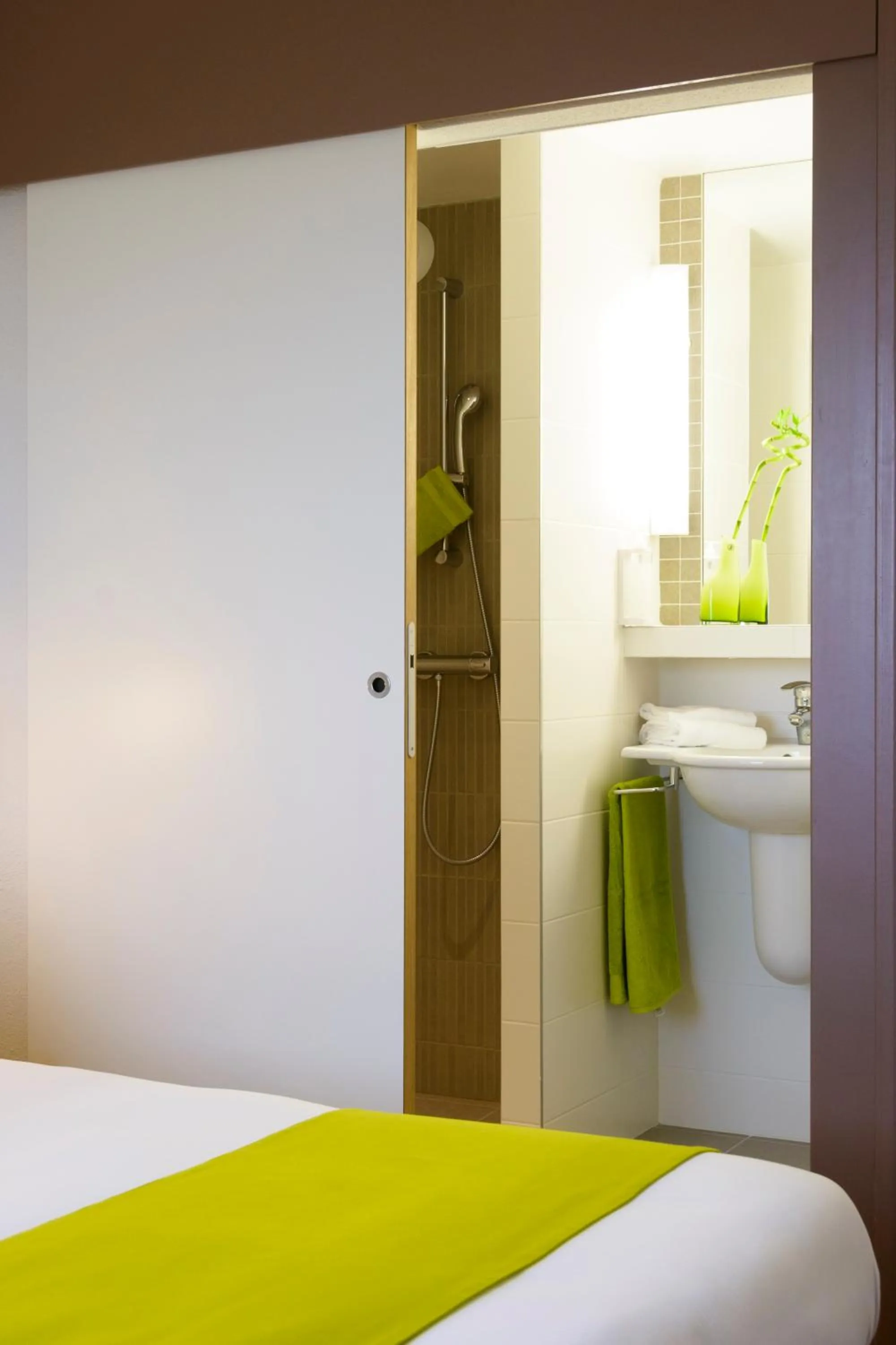 Bathroom, Bed in Brit Hotel Reims Croix Blandin