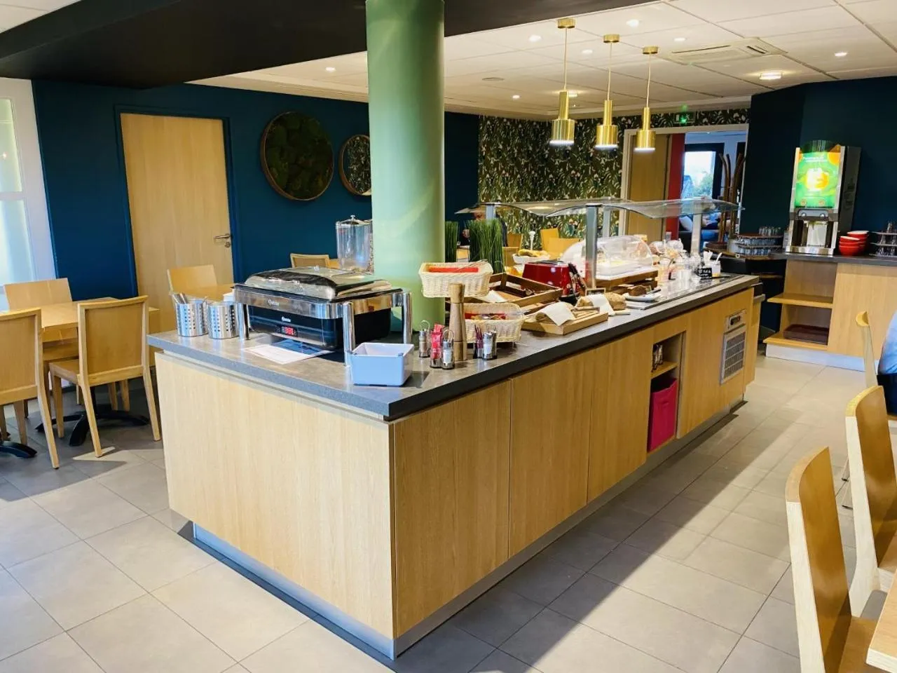 Food and drinks in Brit Hotel Reims Croix Blandin