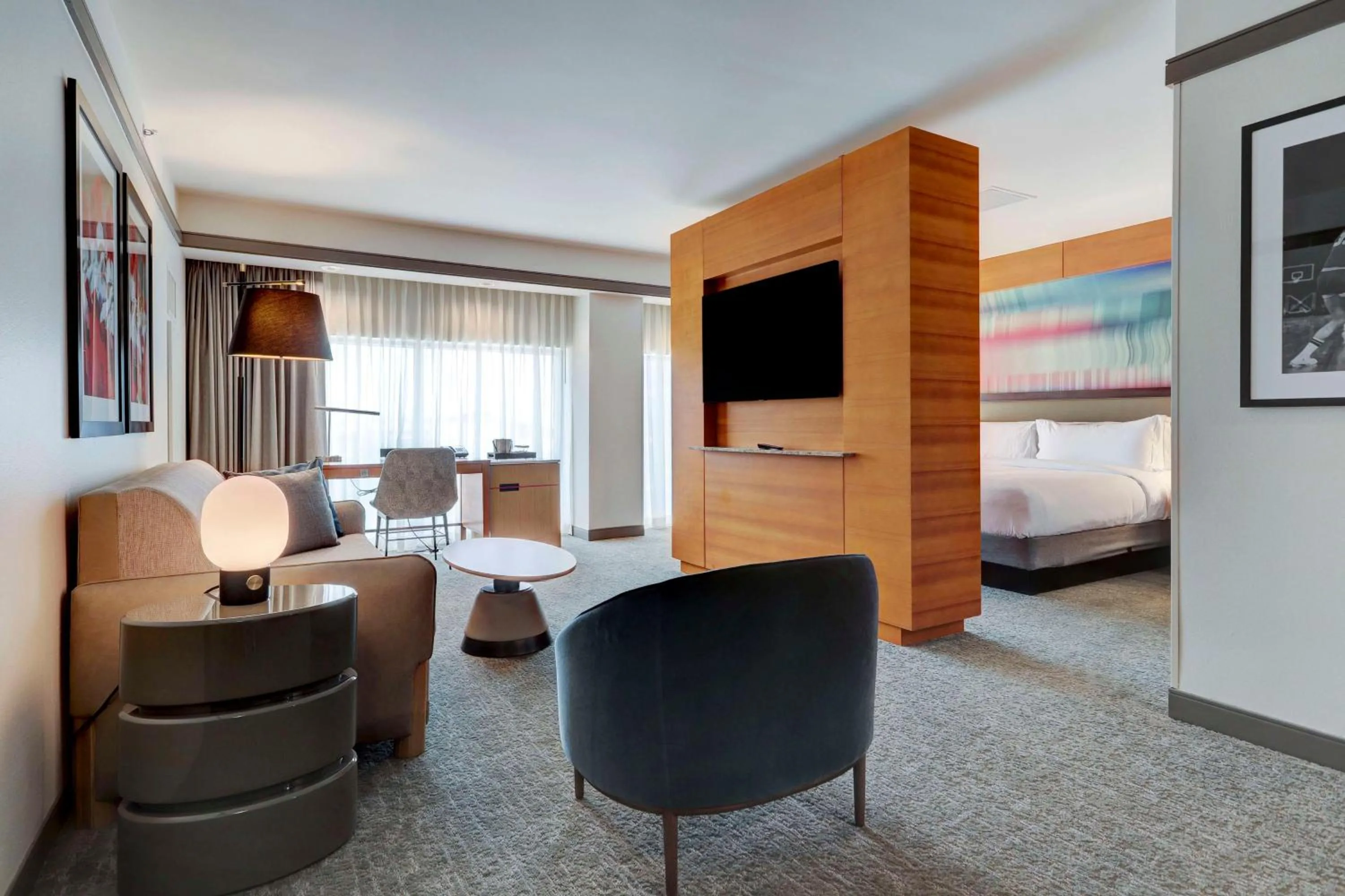 Living room, Bed in Hilton University of Houston