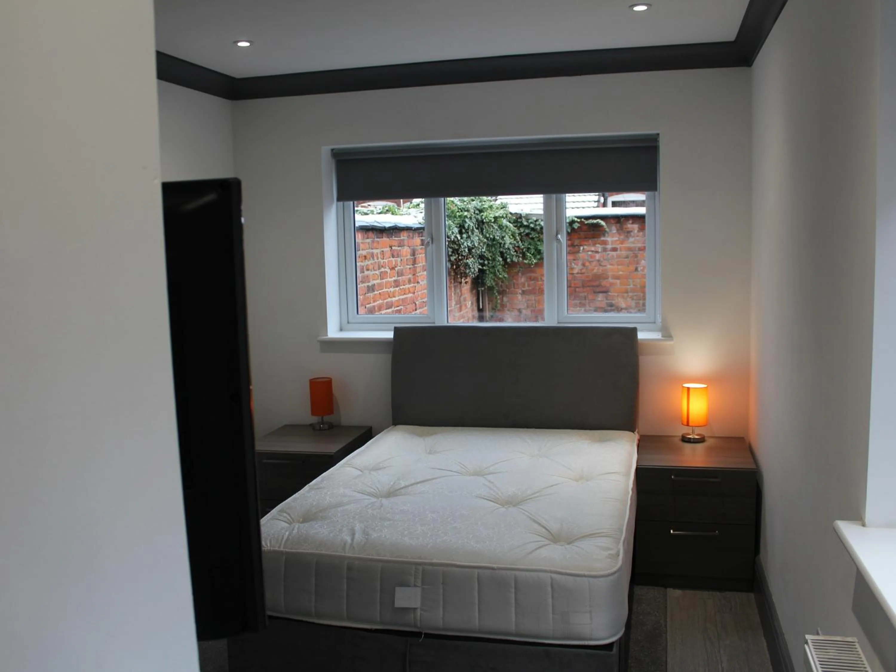 Bedroom, Bed in Townhouse PLUS @ 282 Walthall Street