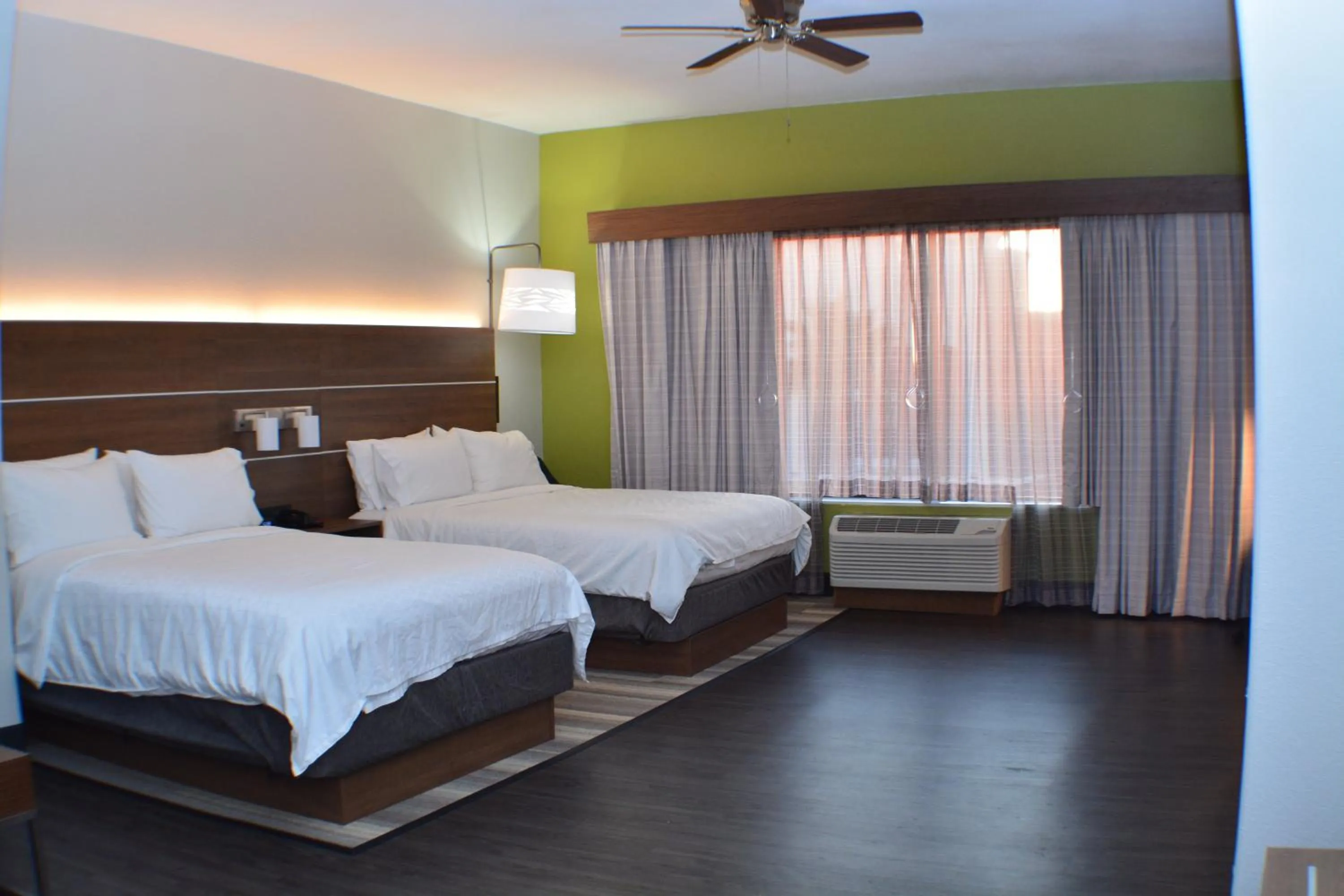 Photo of the whole room, Bed in Holiday Inn Express Seguin by IHG