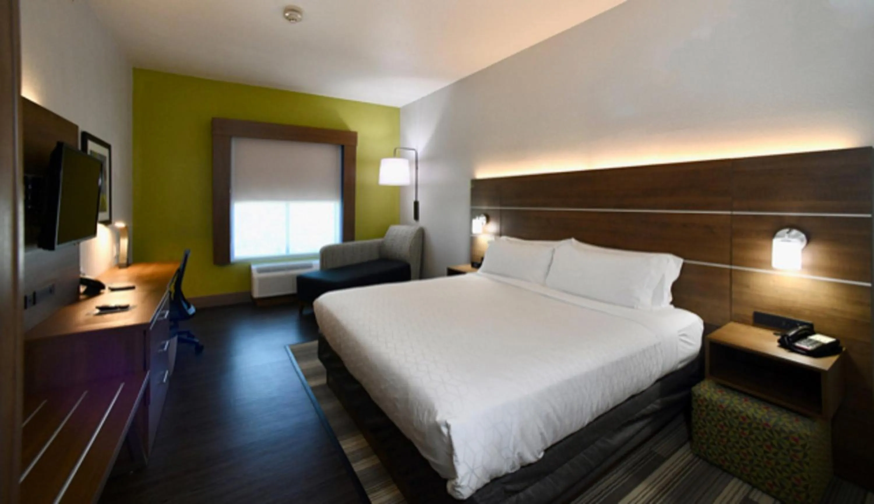 Photo of the whole room, Bed in Holiday Inn Express Seguin by IHG