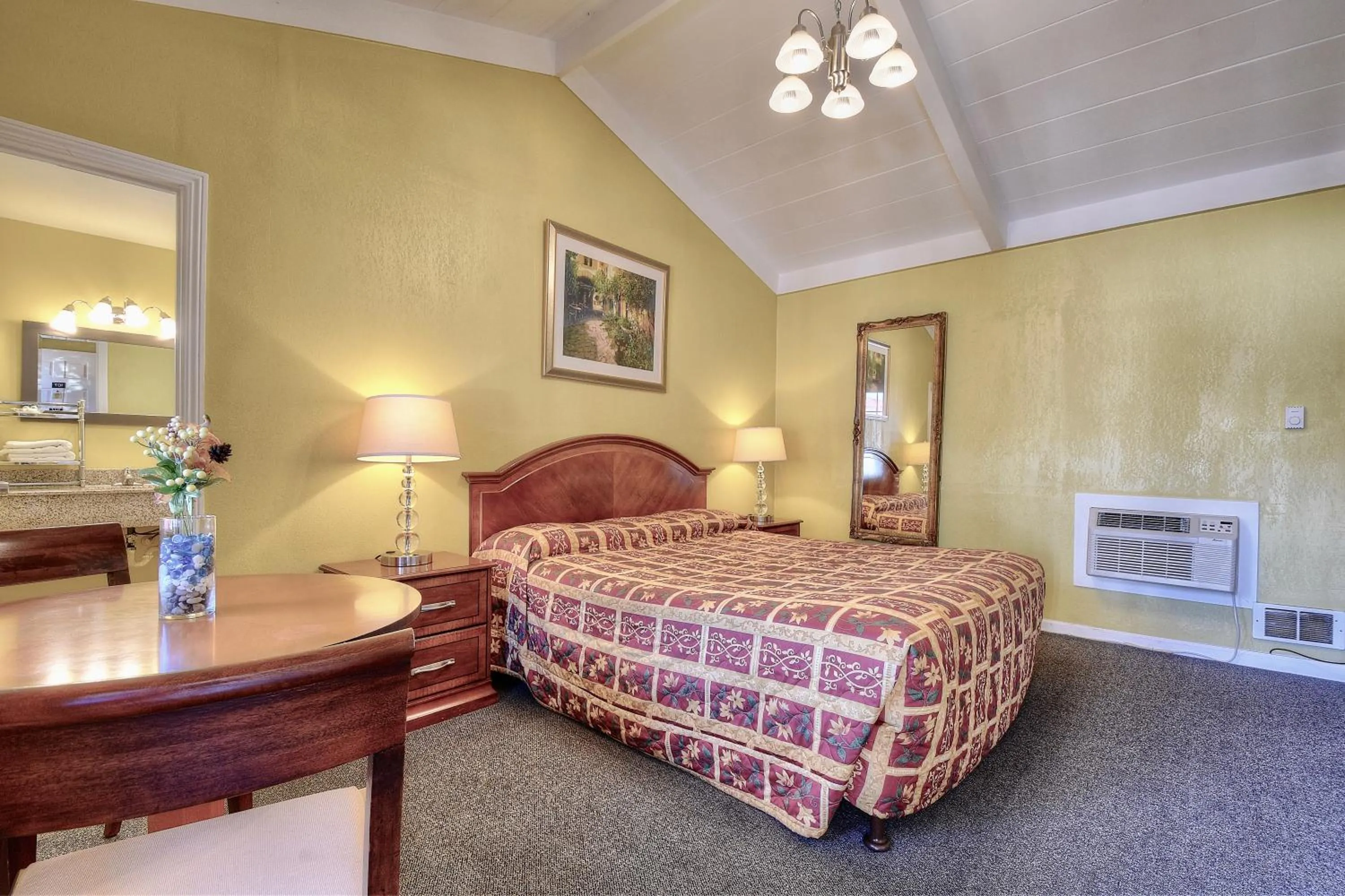 Photo of the whole room, Bed in Bayside Inn