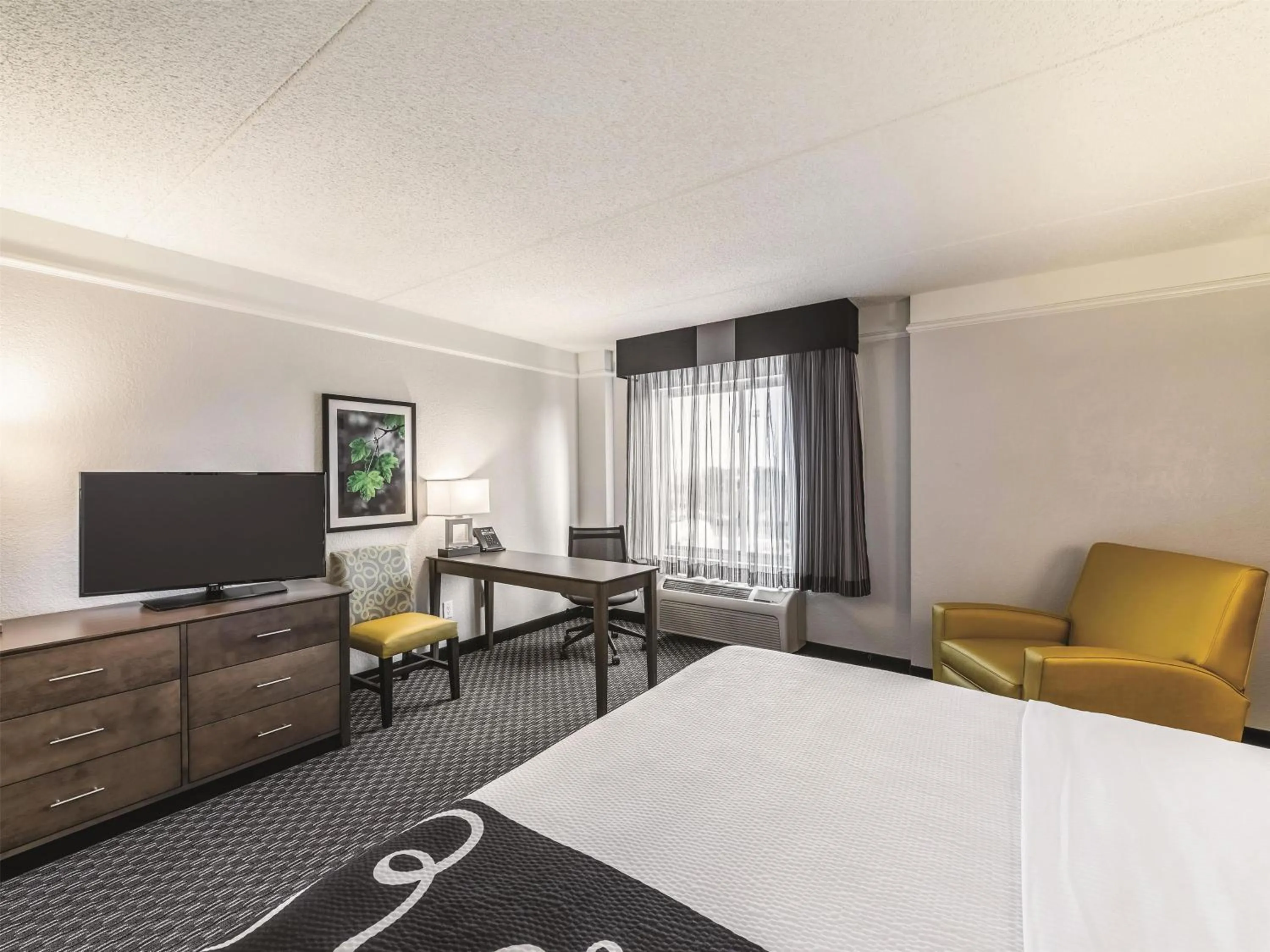 Photo of the whole room, Bed in La Quinta by Wyndham Austin Airport