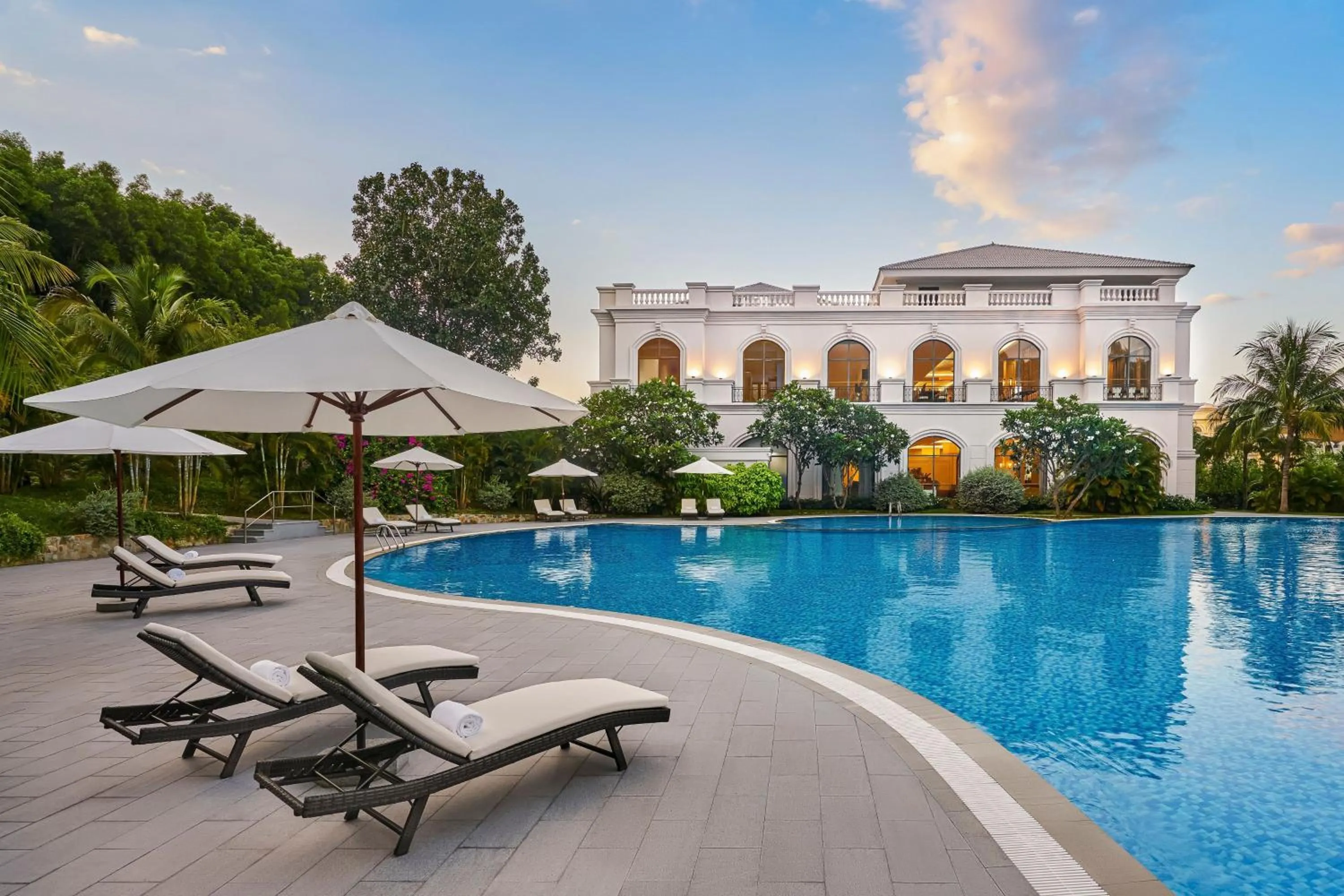 Swimming pool in Nha Trang Marriott Resort & Spa, Hon Tre Island