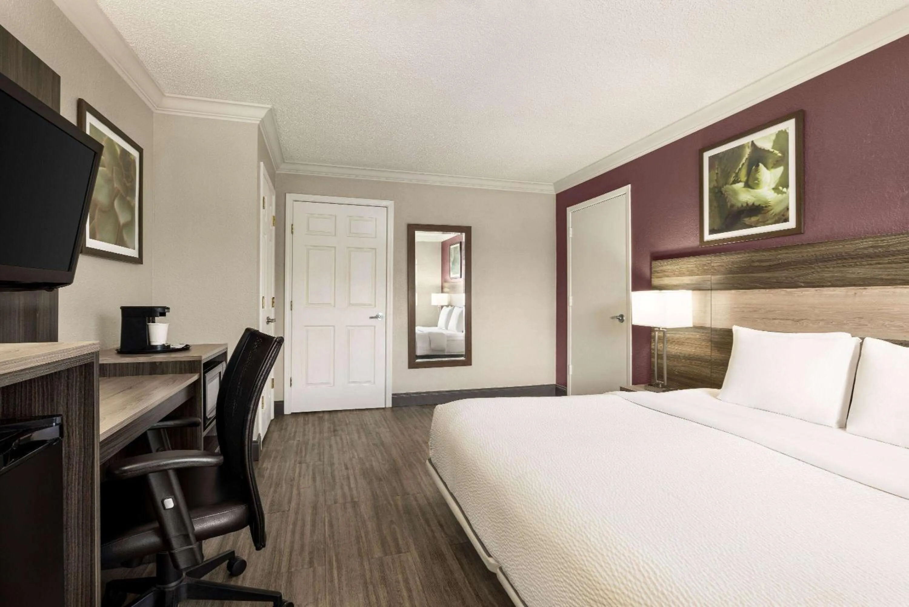 Photo of the whole room, Bed in La Quinta Inn by Wyndham San Antonio Lackland
