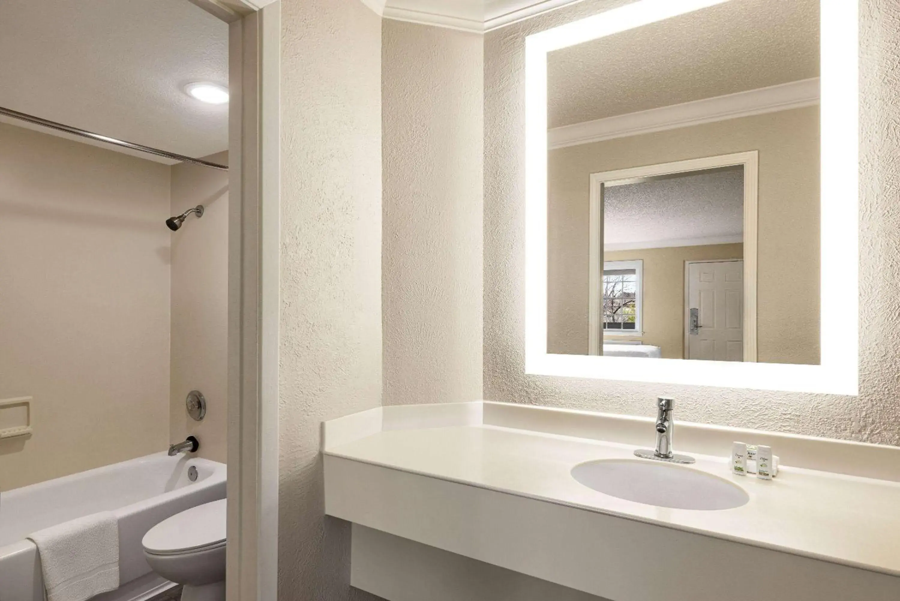 TV and multimedia in La Quinta Inn by Wyndham San Antonio Lackland TV and multimedia in La Quinta Inn by Wyndham San Antonio Lackland