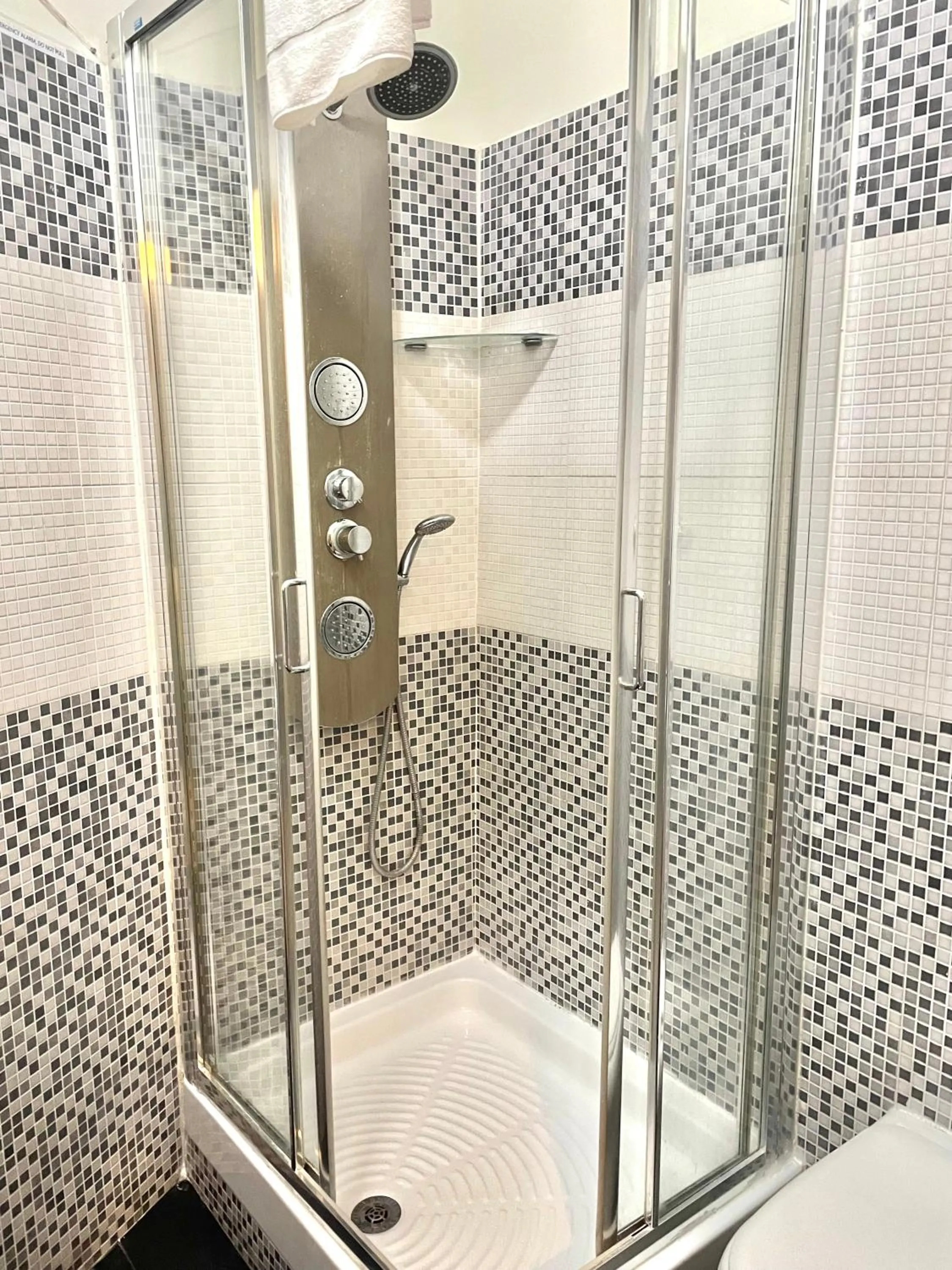 Shower in B&B A Home in Rome