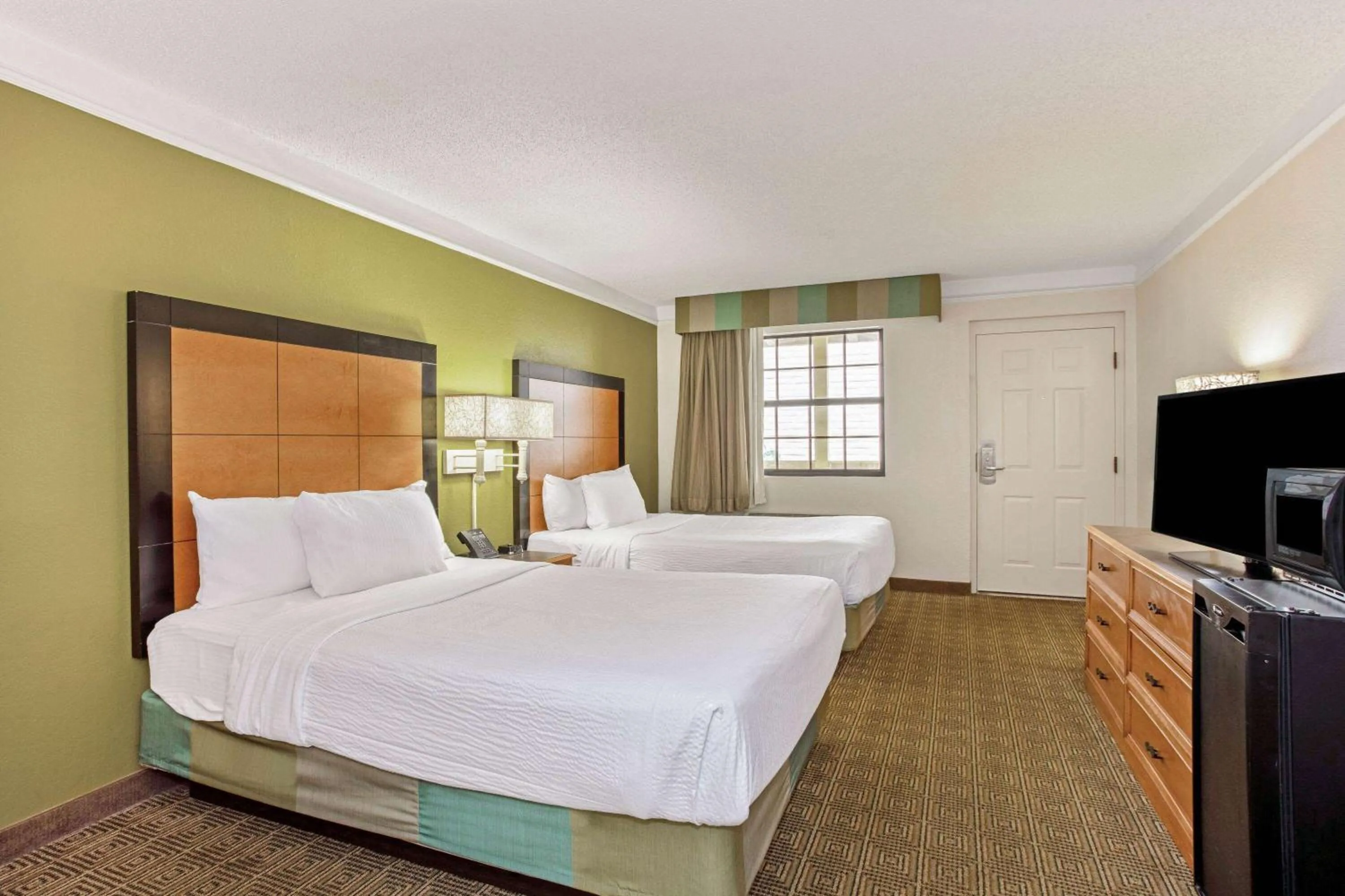 Photo of the whole room, Bed in La Quinta Inn by Wyndham Orlando Airport West