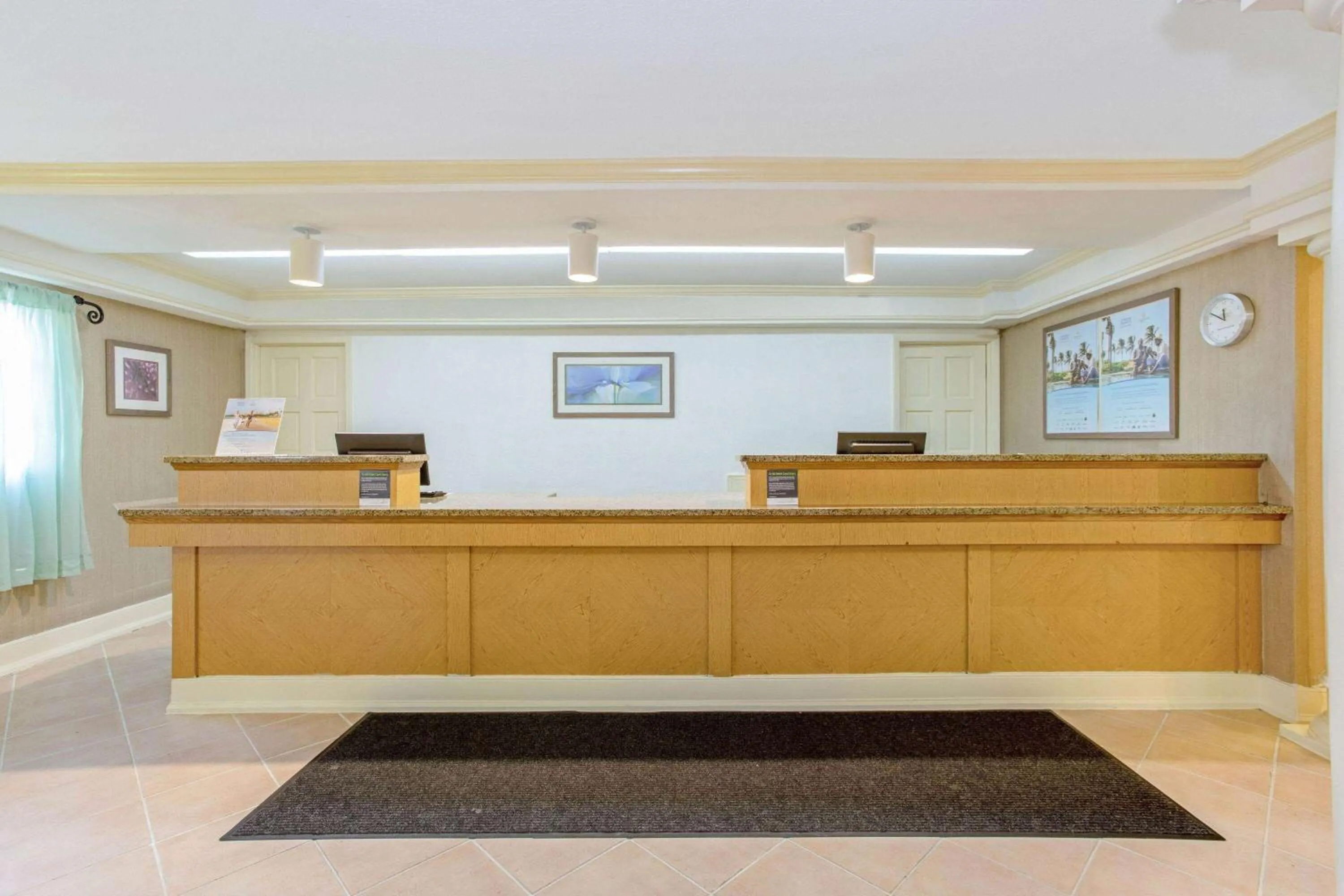 Lobby or reception in La Quinta Inn by Wyndham Orlando Airport West