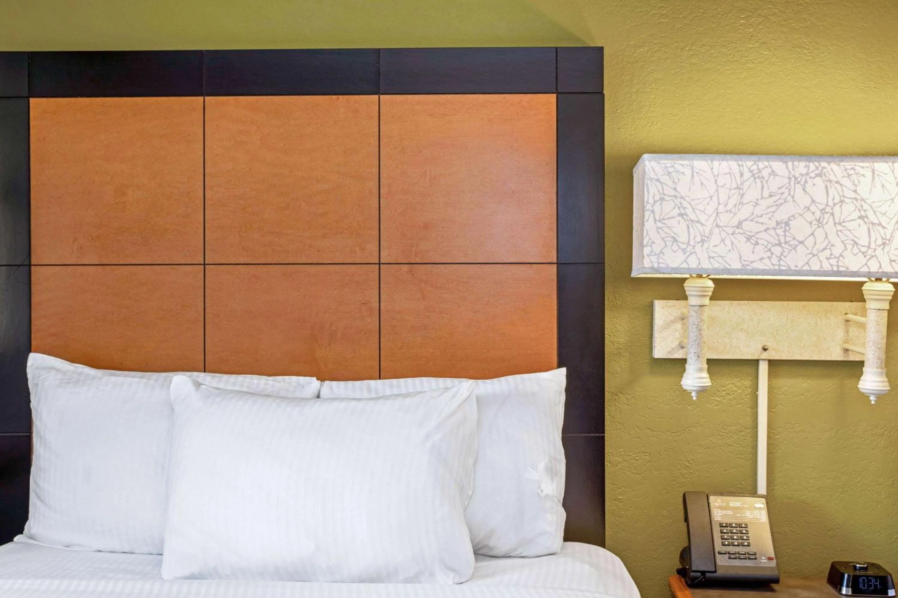 Photo of the whole room, Bed in La Quinta Inn by Wyndham Orlando Airport West