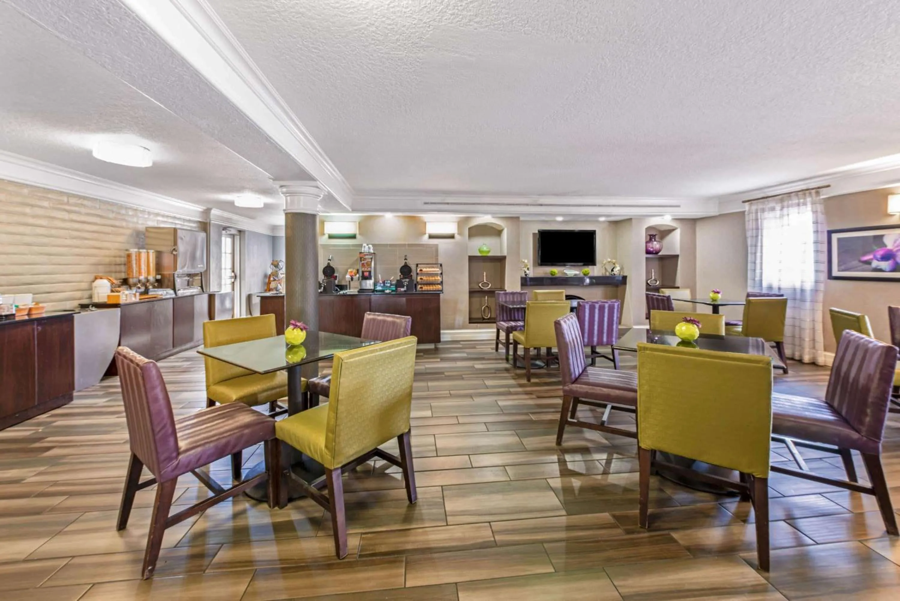 Restaurant/places to eat in La Quinta Inn by Wyndham Miami Airport North