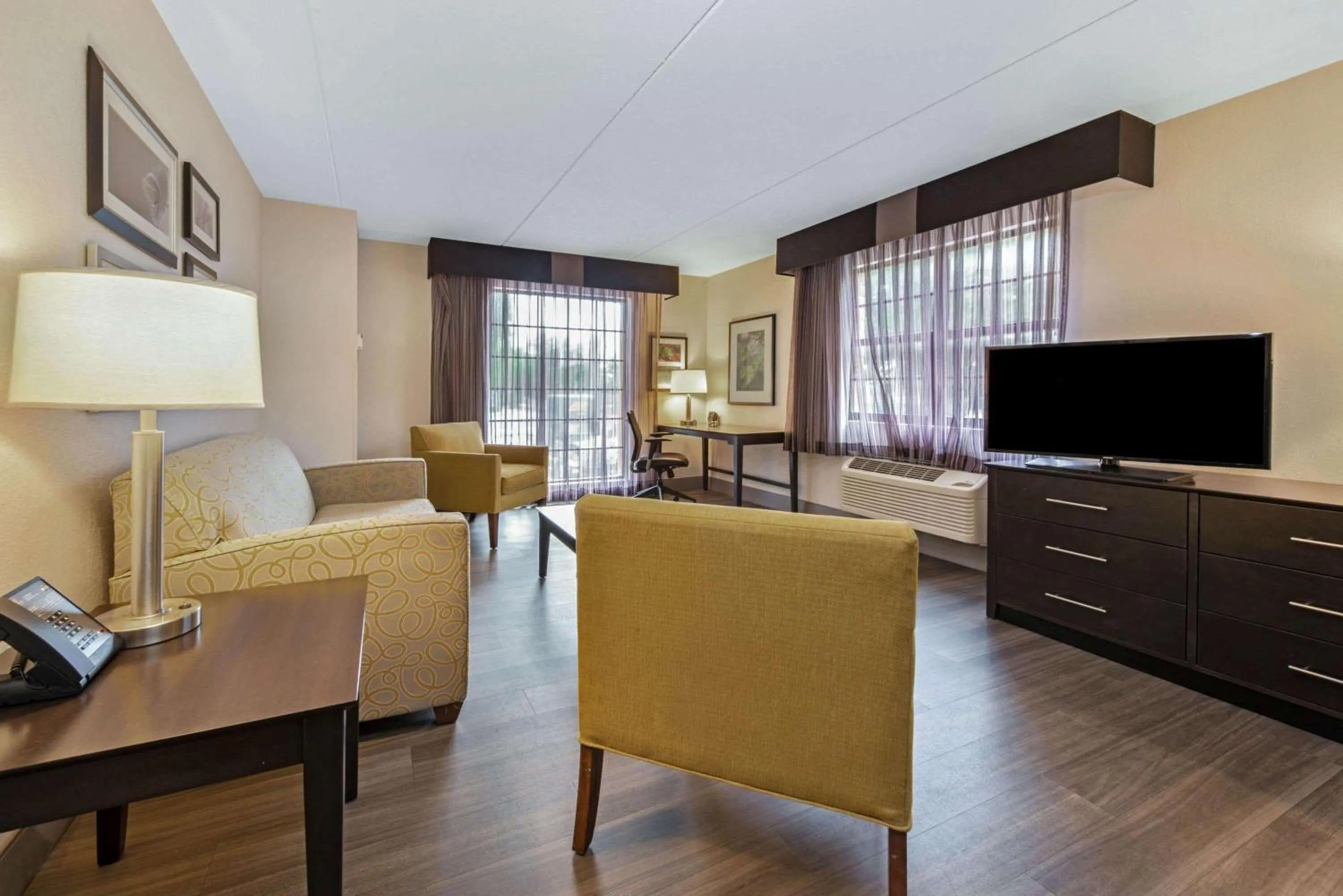 Photo of the whole room in La Quinta Inn by Wyndham Miami Airport North