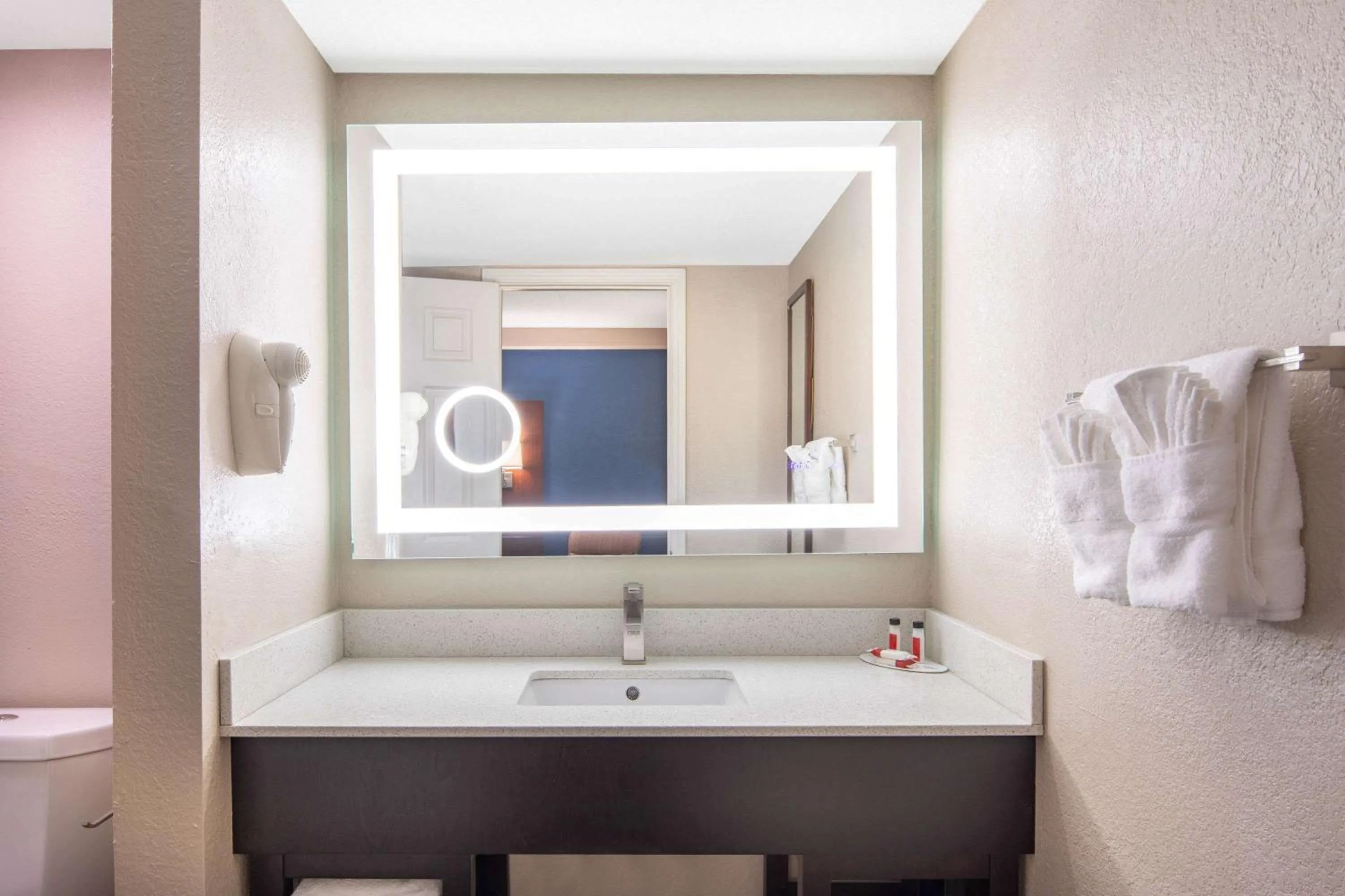 Bathroom in Budget Inn & Suite Atlanta Marietta Stadium