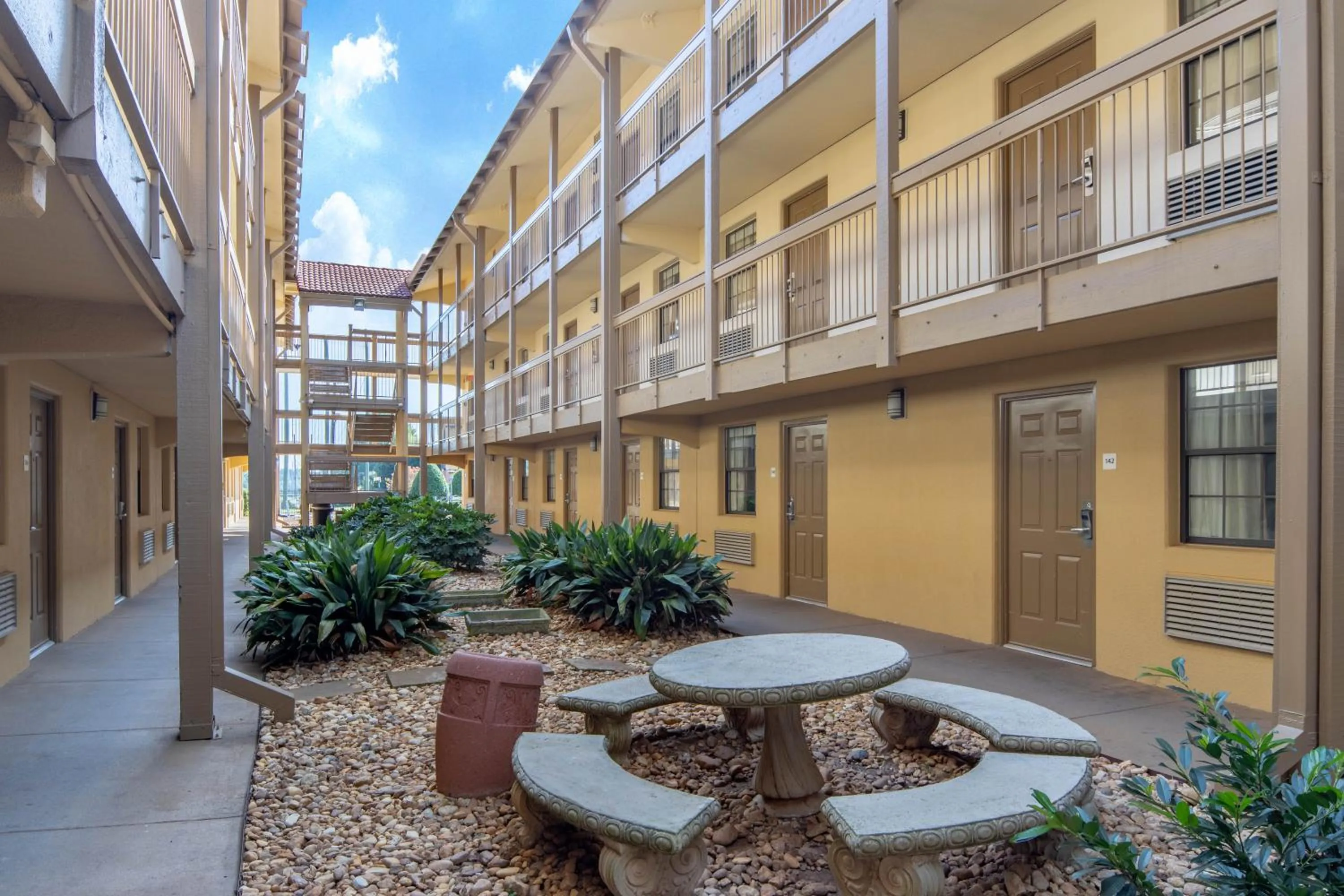 Patio in Budget Inn & Suite Atlanta Marietta Stadium
