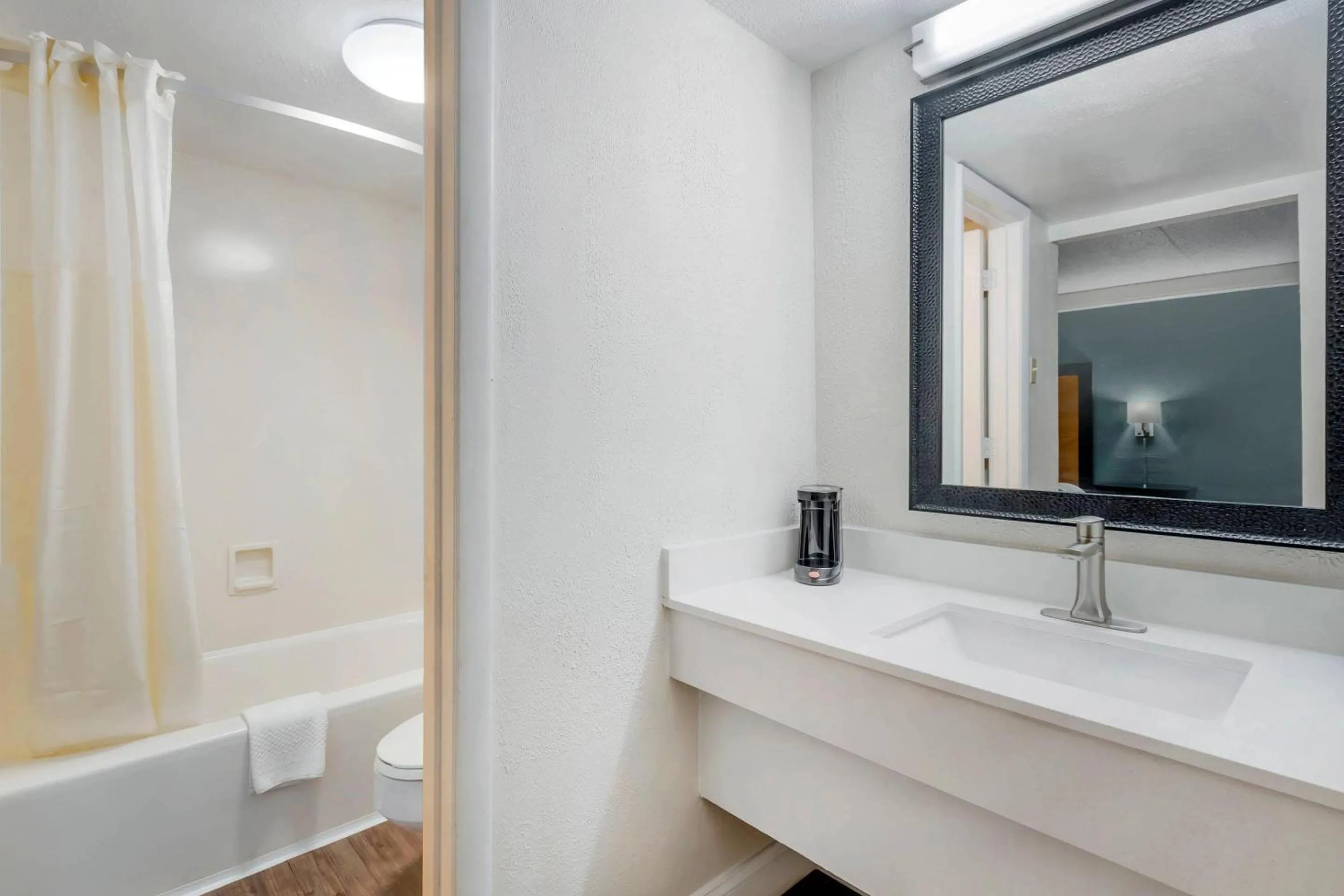 Bedroom in Quality Inn & Suites North Charleston - Ashley Phosphate