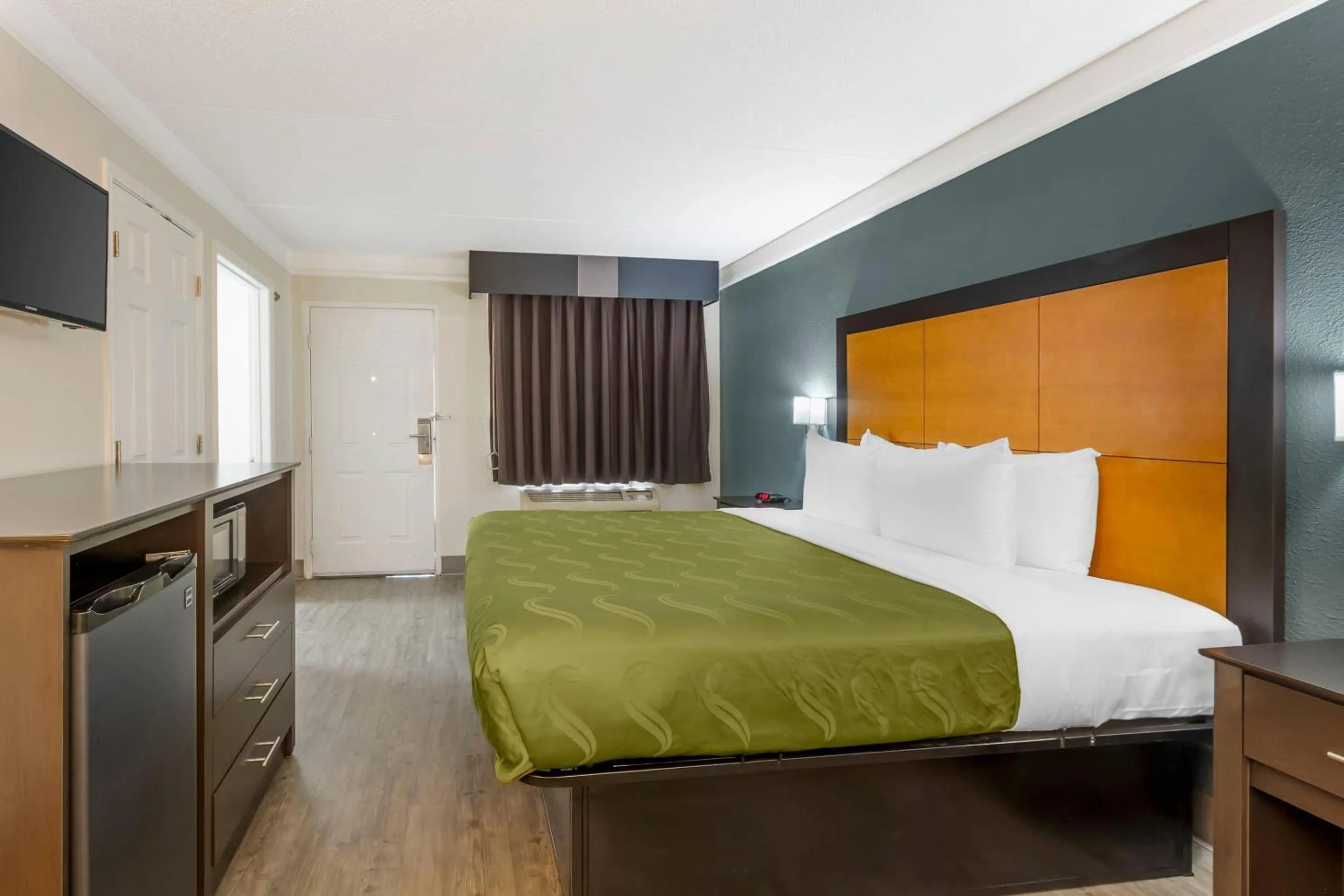 Bedroom, Bed in Quality Inn & Suites North Charleston - Ashley Phosphate