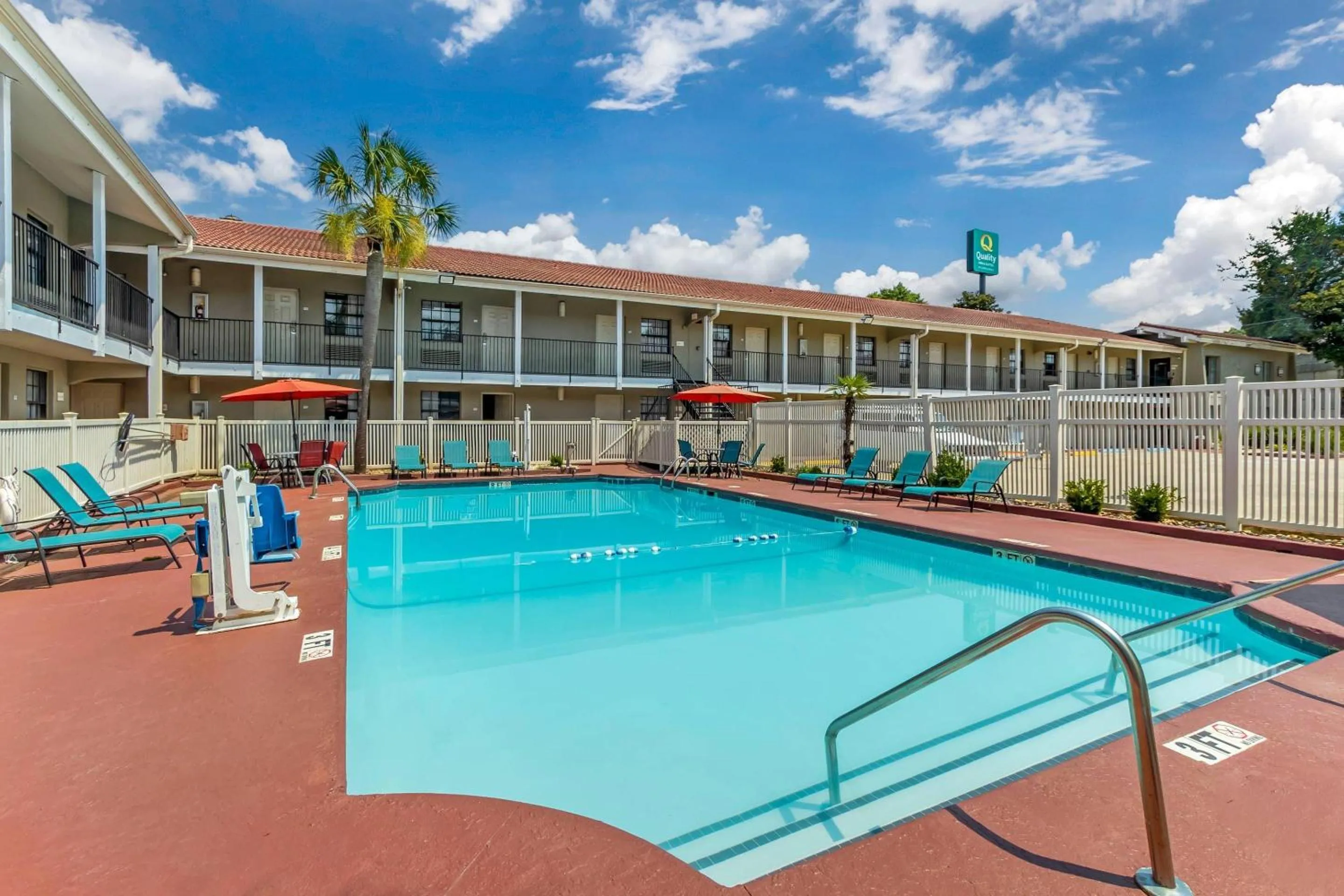 Swimming pool in Quality Inn & Suites North Charleston - Ashley Phosphate