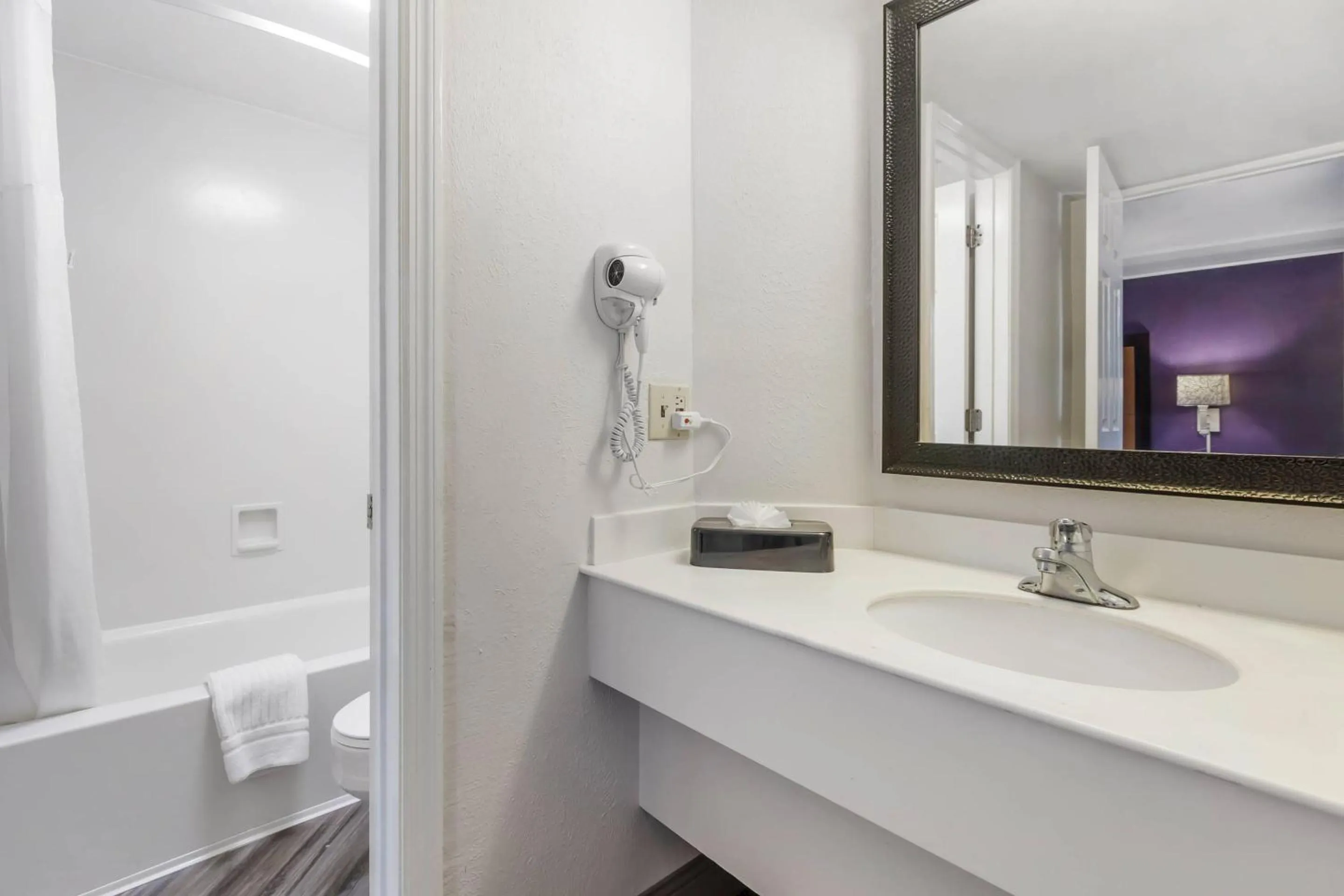 Bedroom in Quality Inn & Suites North Charleston - Ashley Phosphate