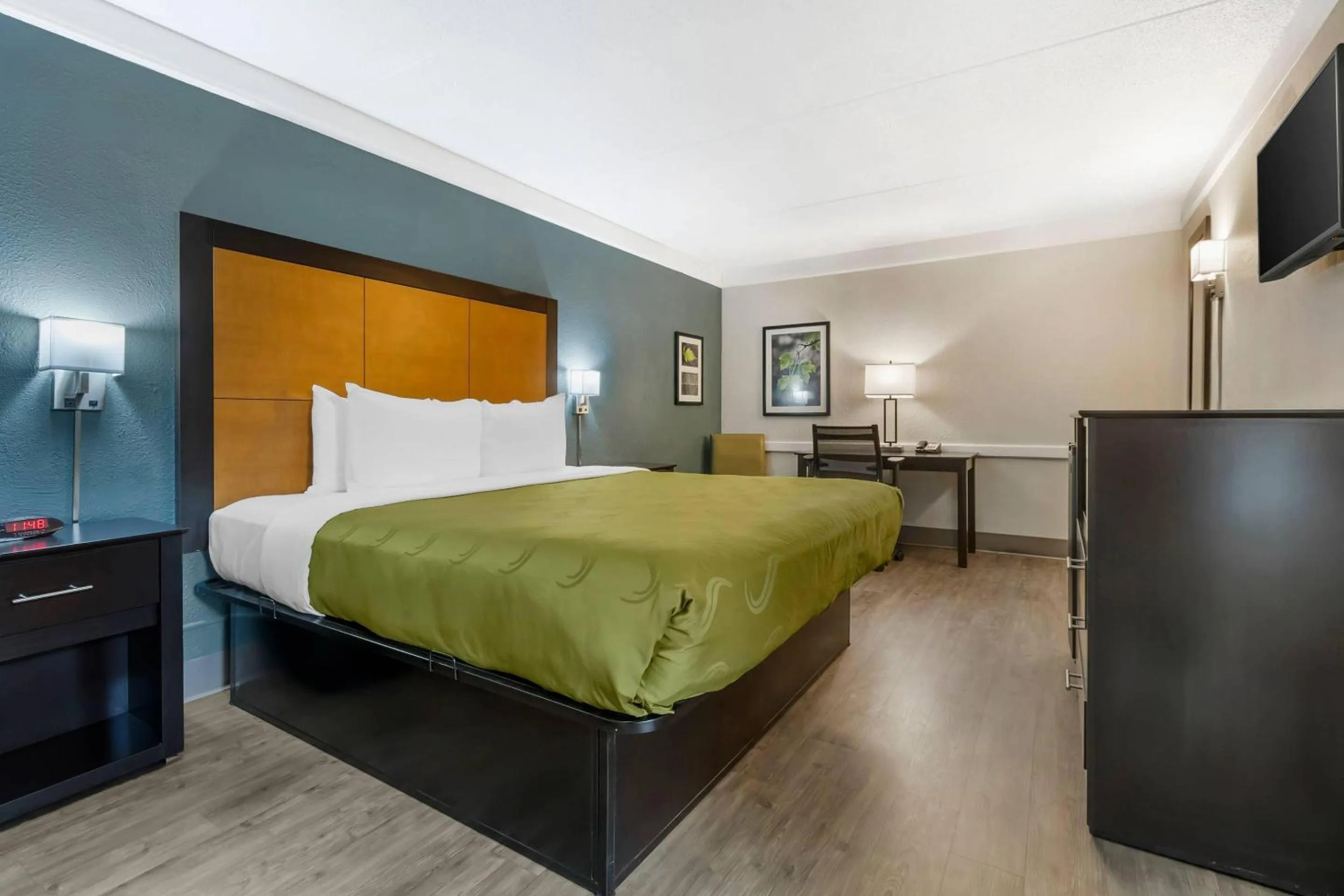 Bedroom, Bed in Quality Inn & Suites North Charleston - Ashley Phosphate