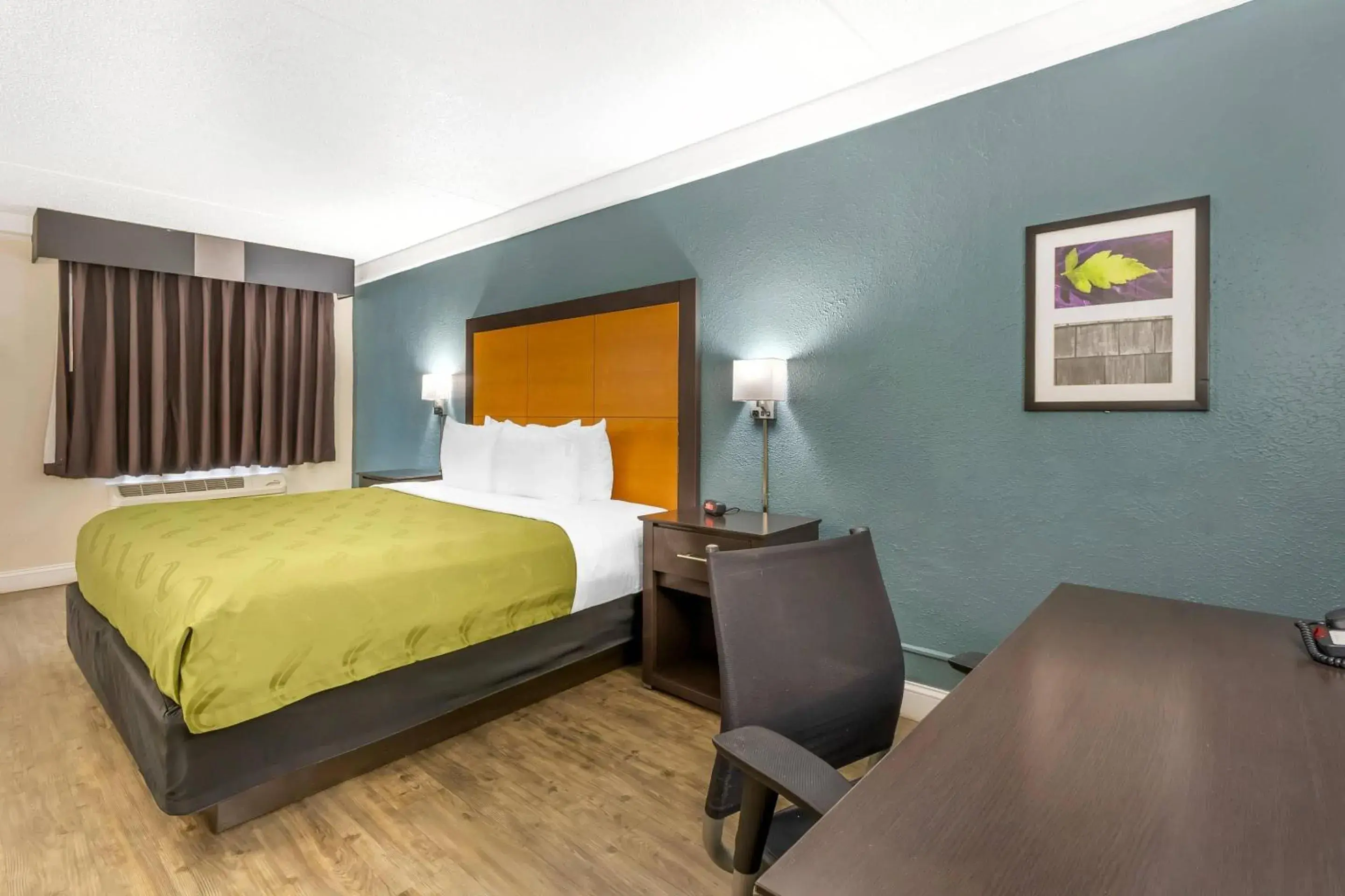 Bedroom, Bed in Quality Inn & Suites North Charleston - Ashley Phosphate Bedroom, Bed in Quality Inn & Suites North Charleston - Ashley Phosphate