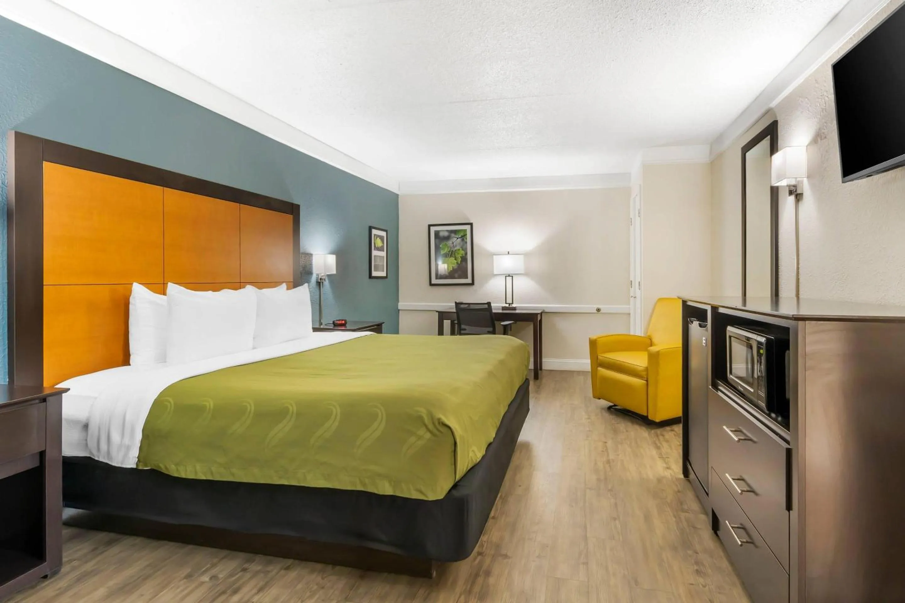 Bedroom, Bed in Quality Inn & Suites North Charleston - Ashley Phosphate