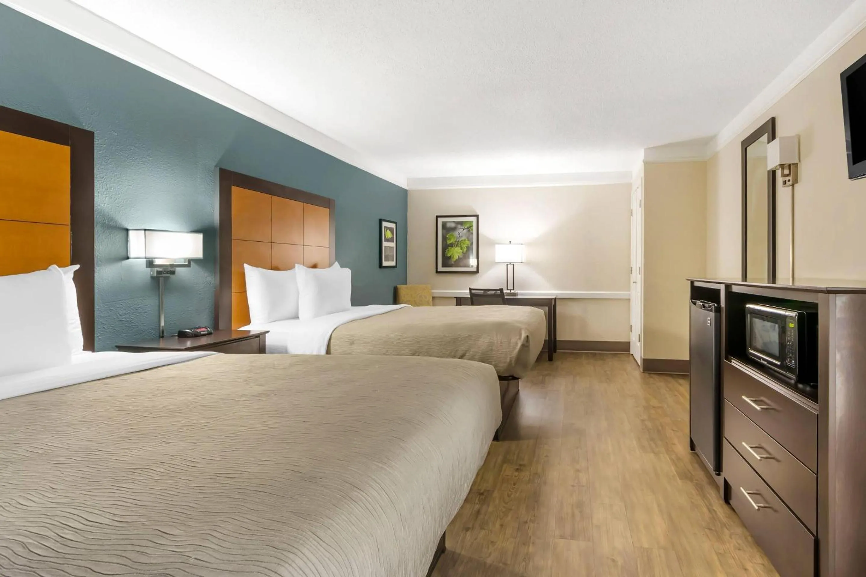 Bedroom, Bed in Quality Inn & Suites North Charleston - Ashley Phosphate