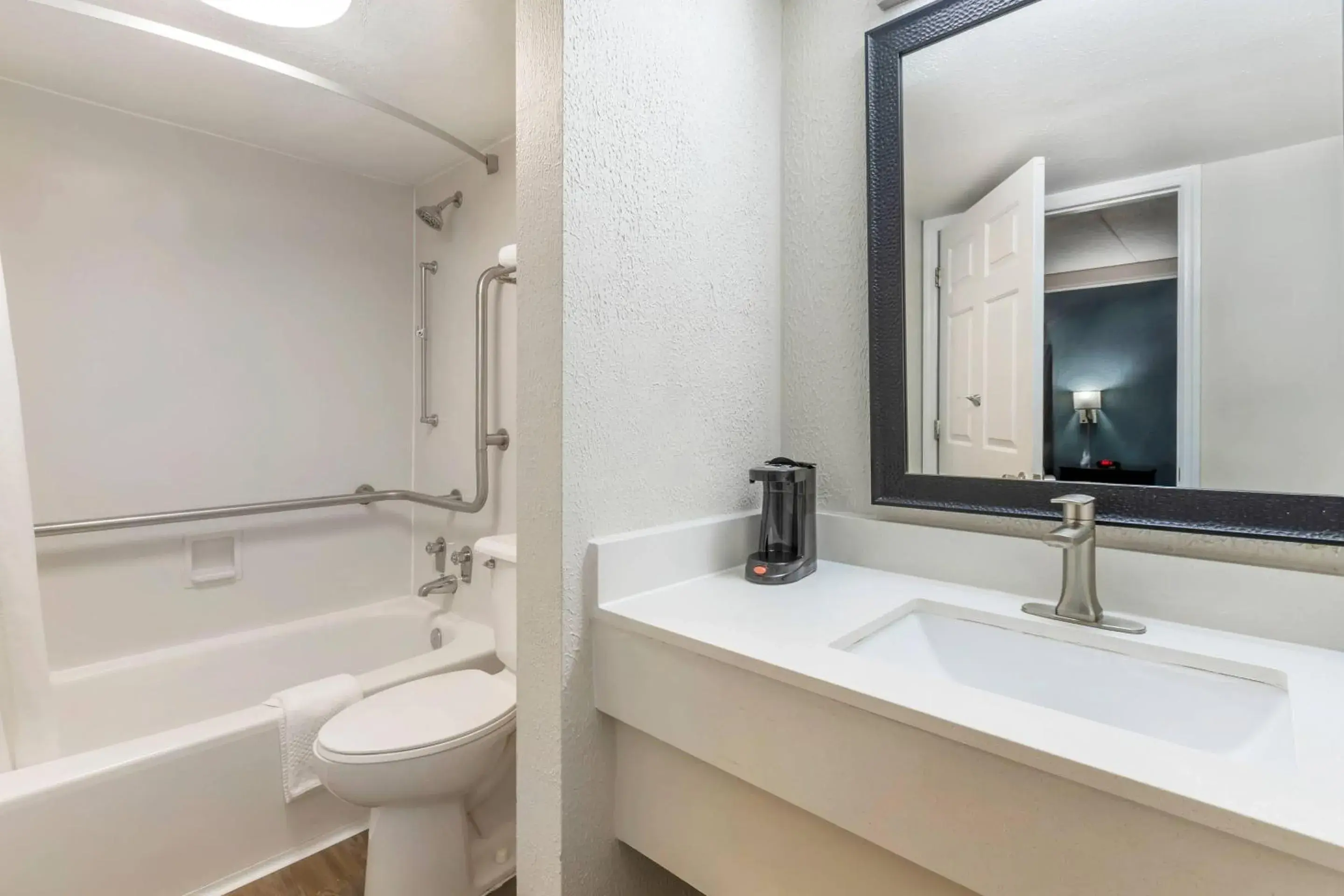 Bedroom in Quality Inn & Suites North Charleston - Ashley Phosphate Bedroom in Quality Inn & Suites North Charleston - Ashley Phosphate