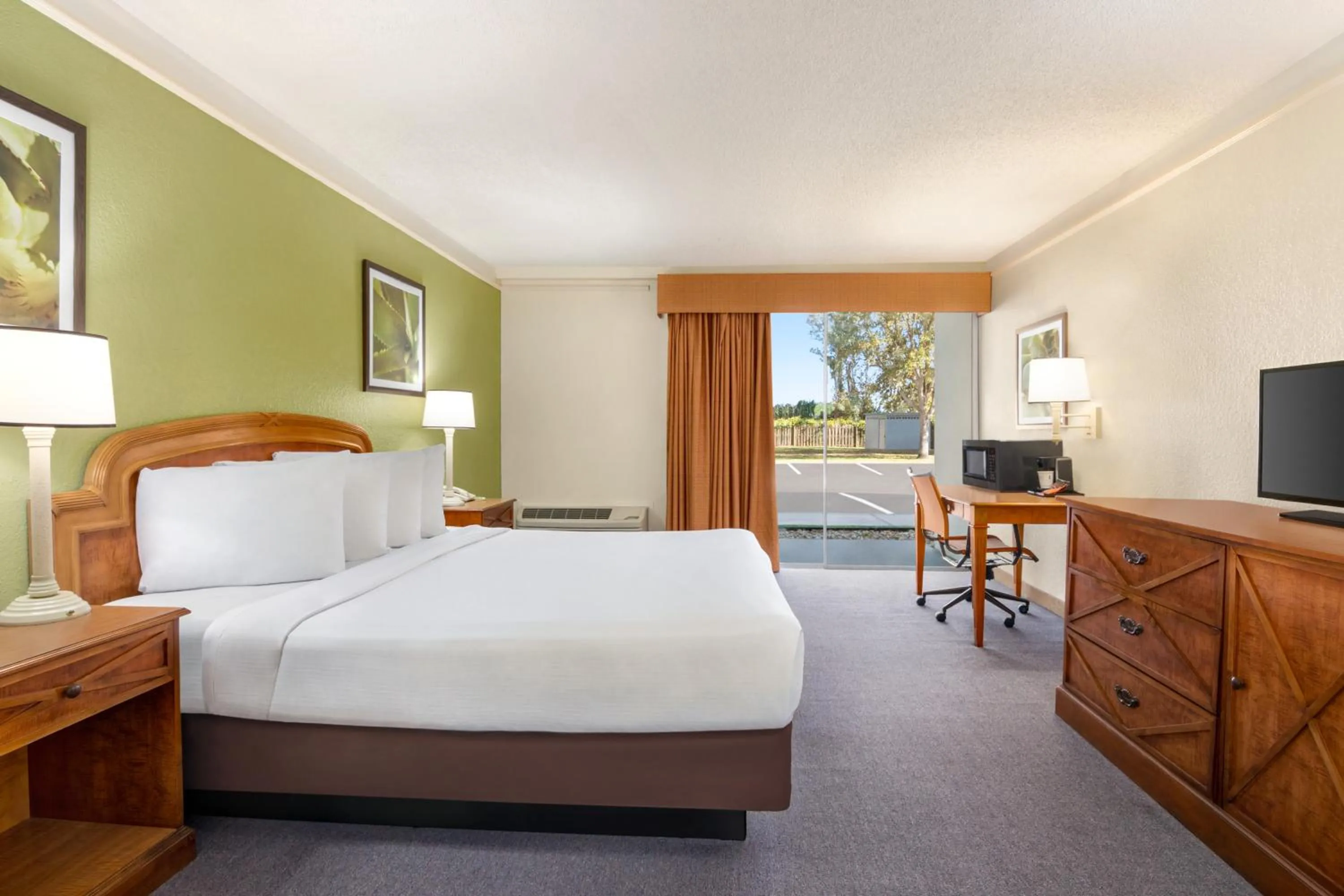 Bed in Baymont by Wyndham Intl Speedway I-95 Daytona Beach