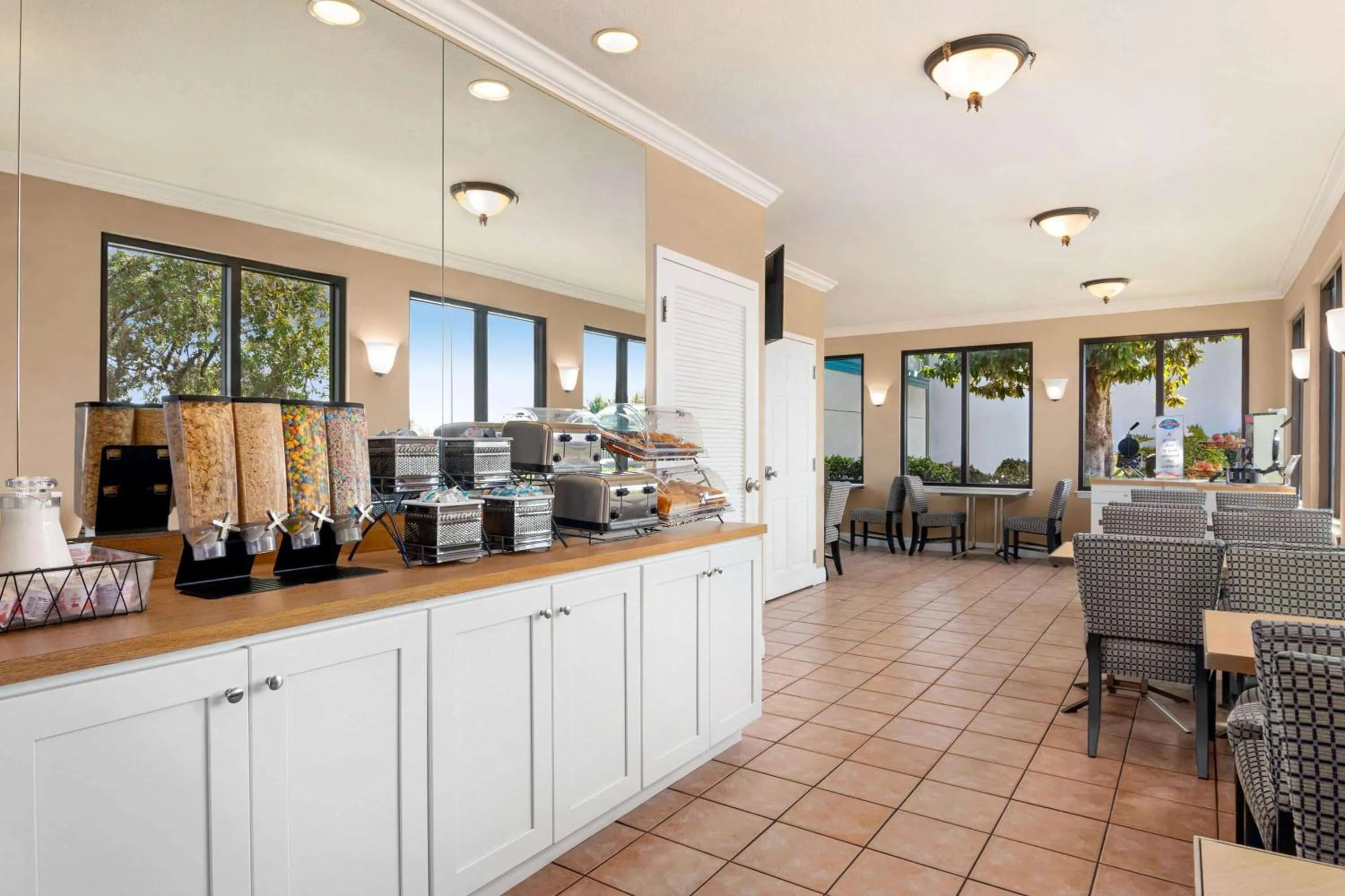 Restaurant/places to eat in Baymont by Wyndham Intl Speedway I-95 Daytona Beach