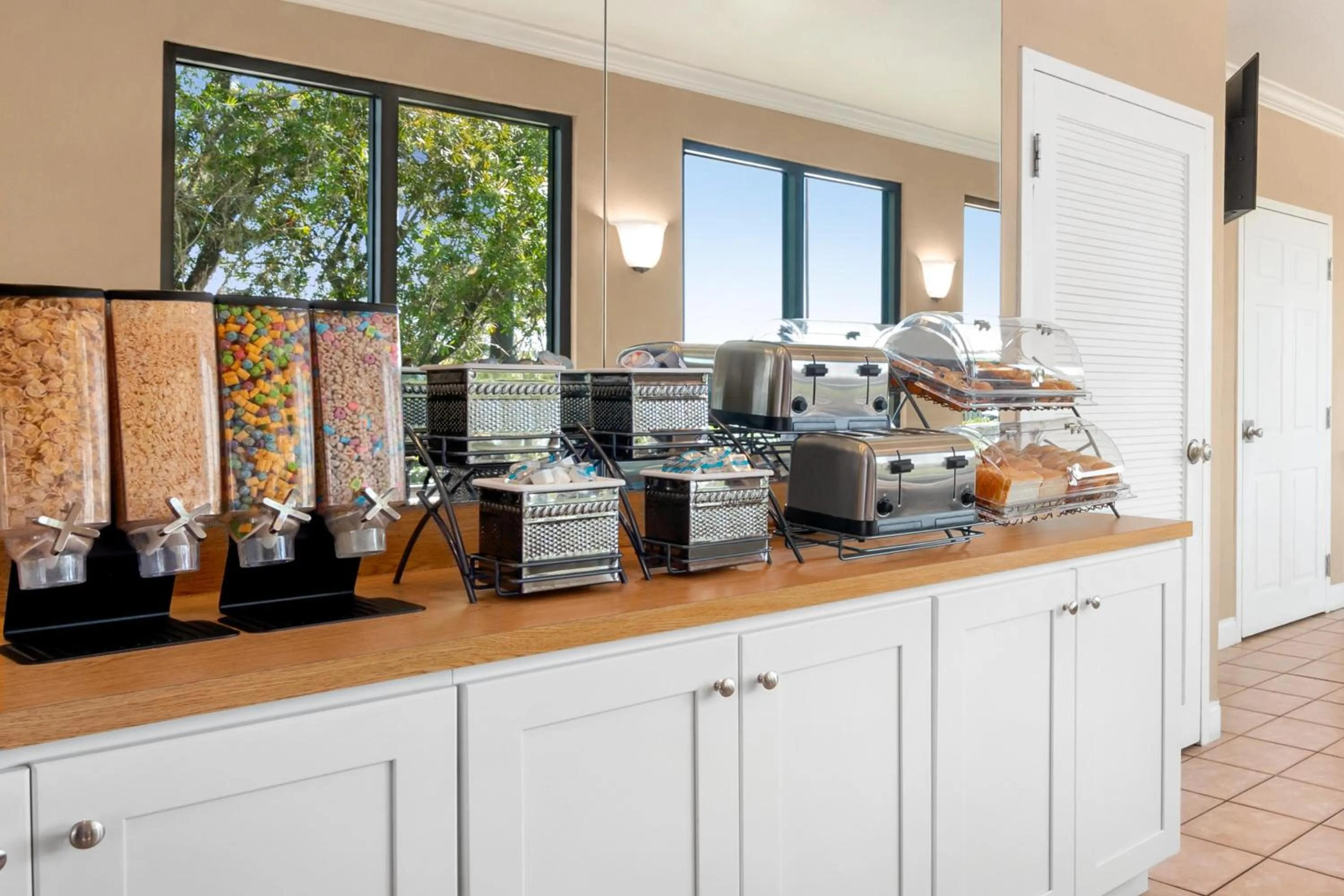 Coffee/tea facilities in Baymont by Wyndham Intl Speedway I-95 Daytona Beach