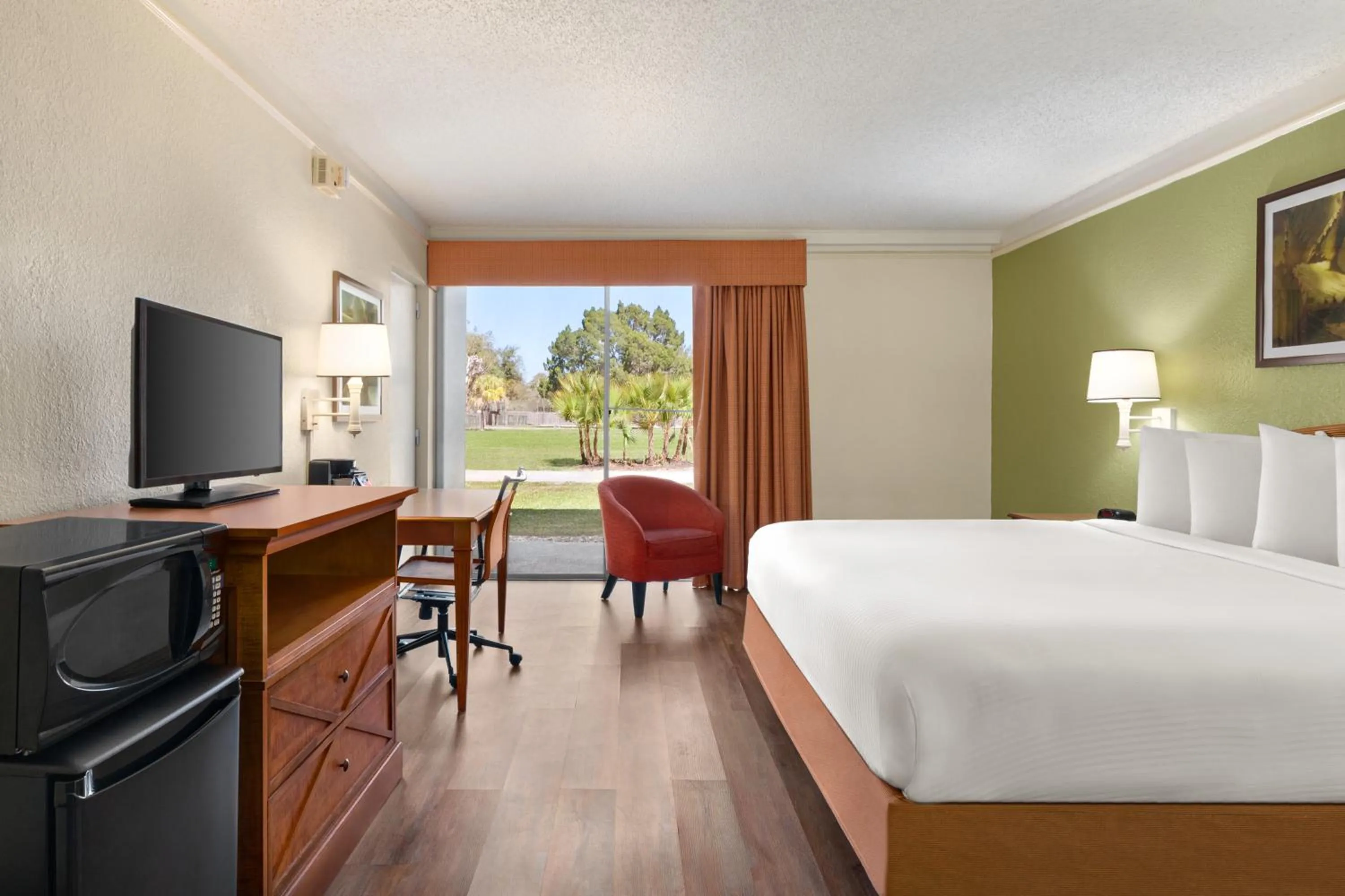 Photo of the whole room, Bed in Baymont by Wyndham Intl Speedway I-95 Daytona Beach