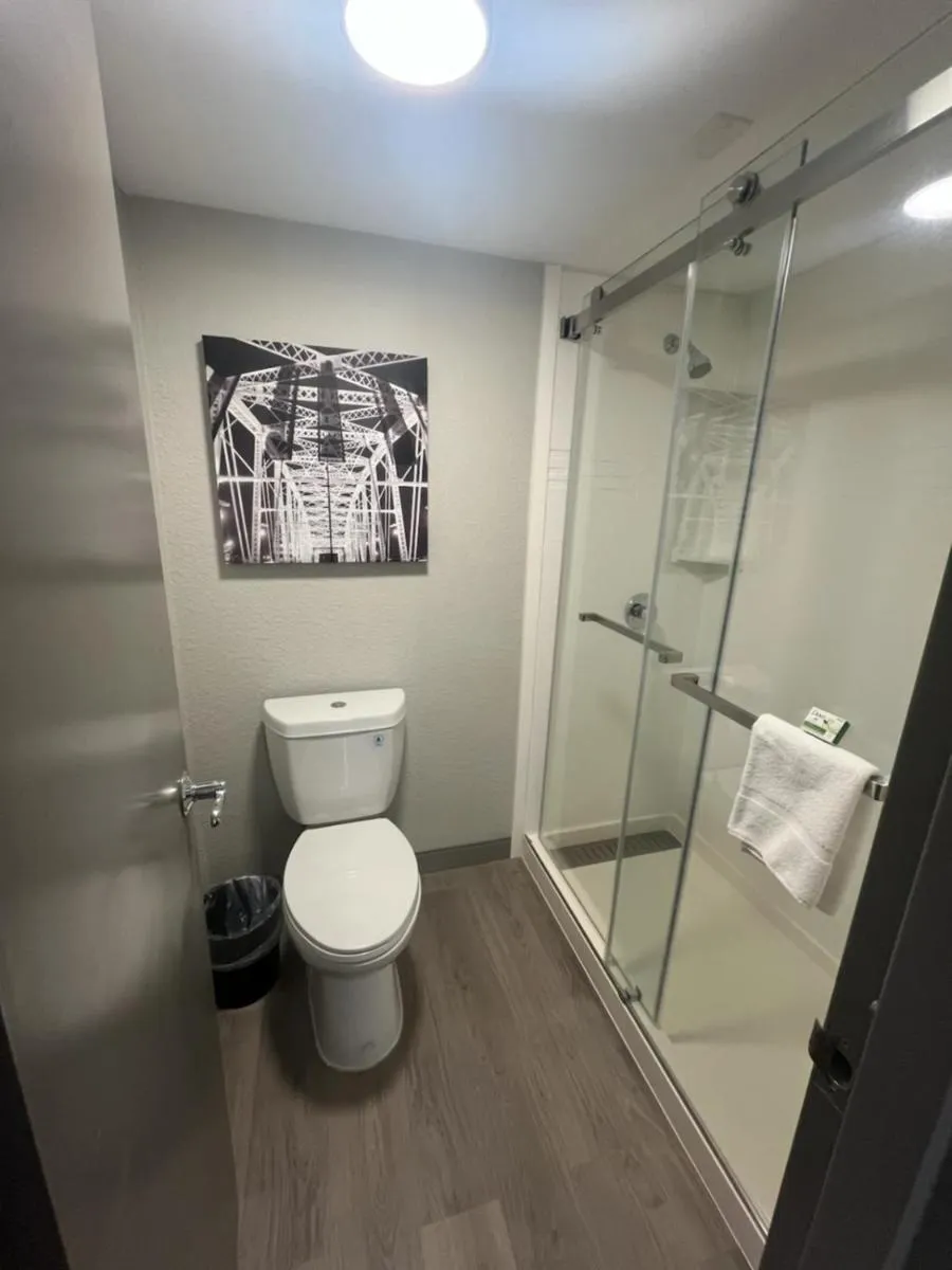 Shower in La Quinta by Wyndham Nashville Airport/Opryland