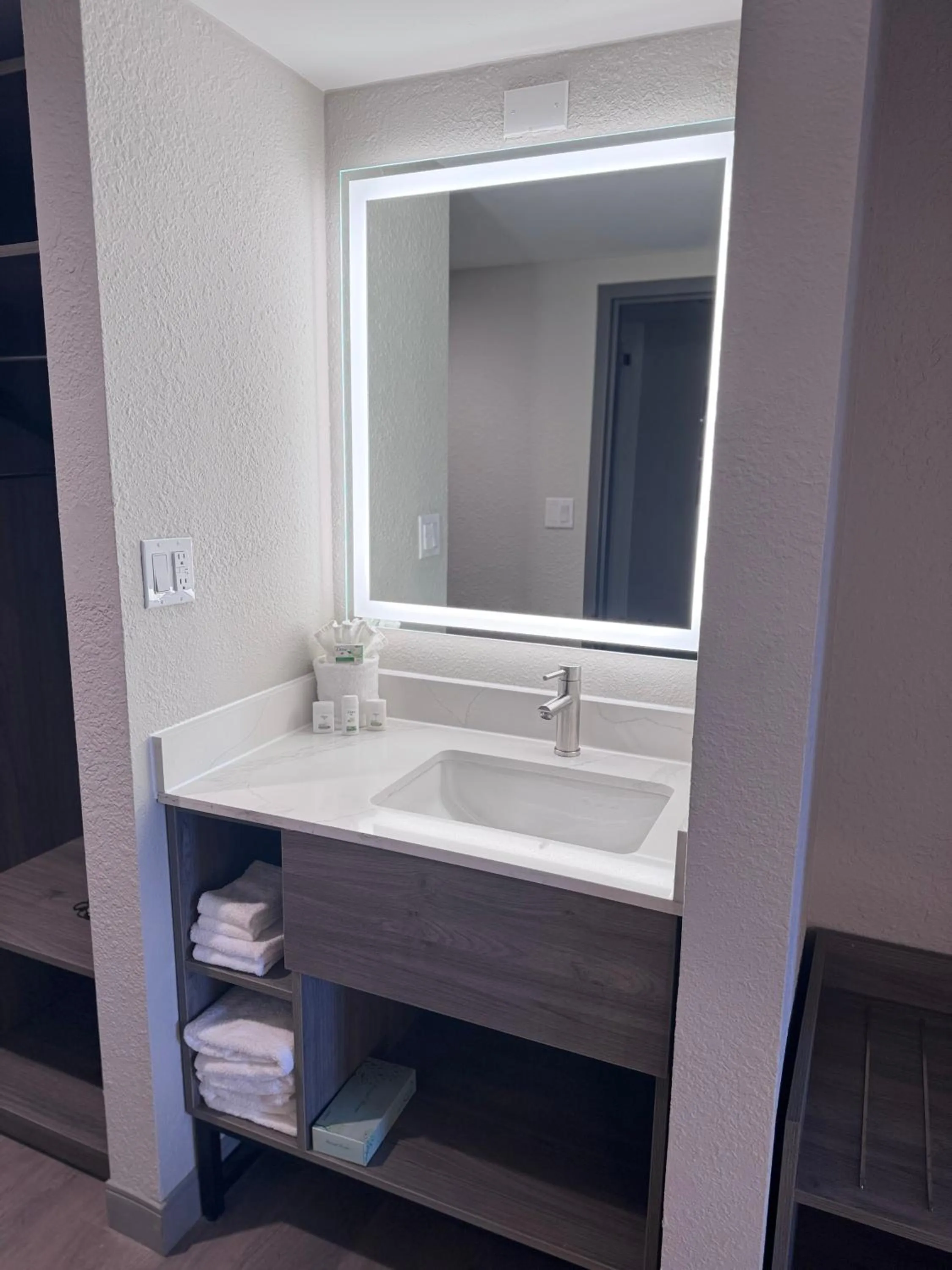 Bathroom in La Quinta by Wyndham Nashville Airport/Opryland