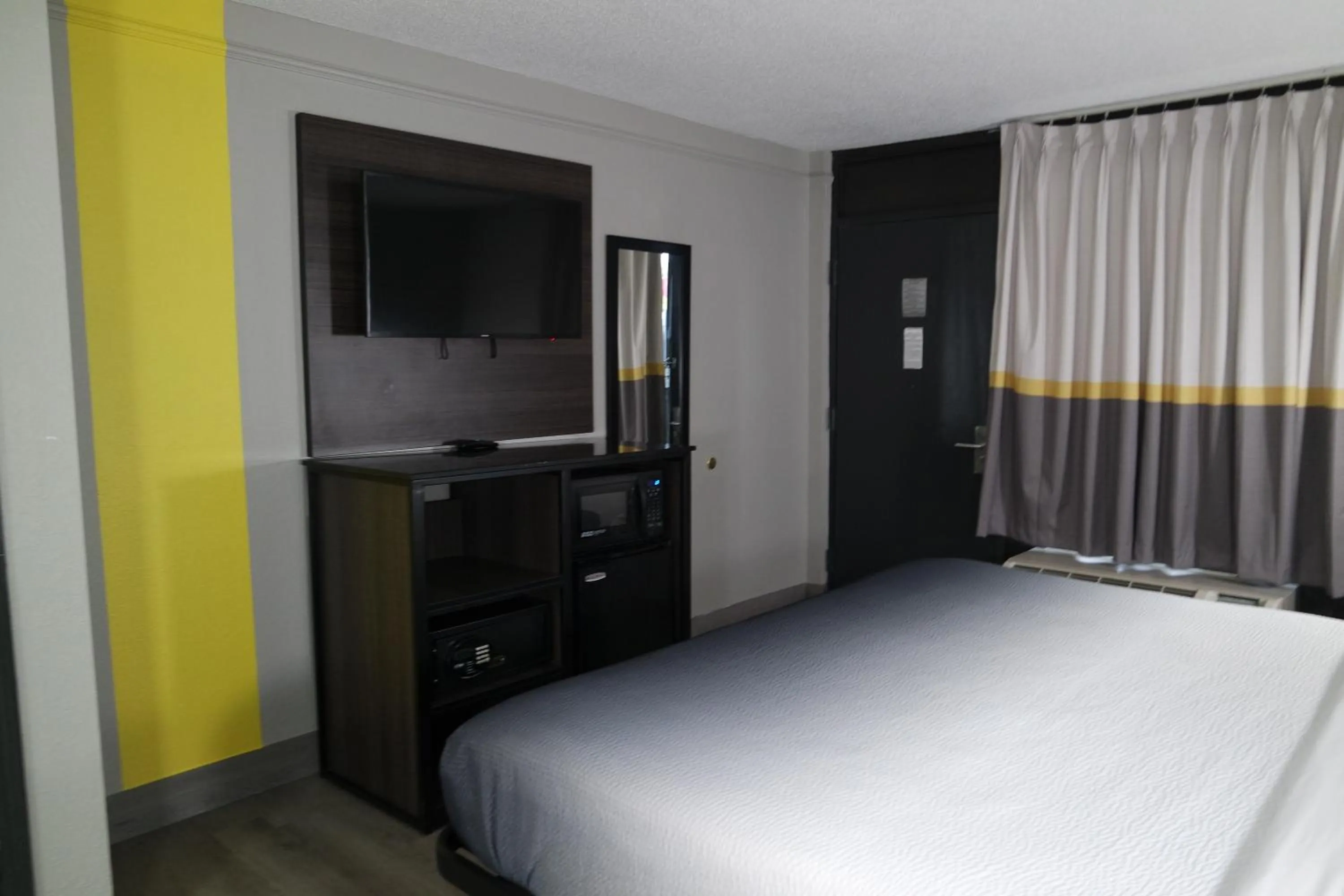 Bedroom, Bed in Super 8 by Wyndham Savannah