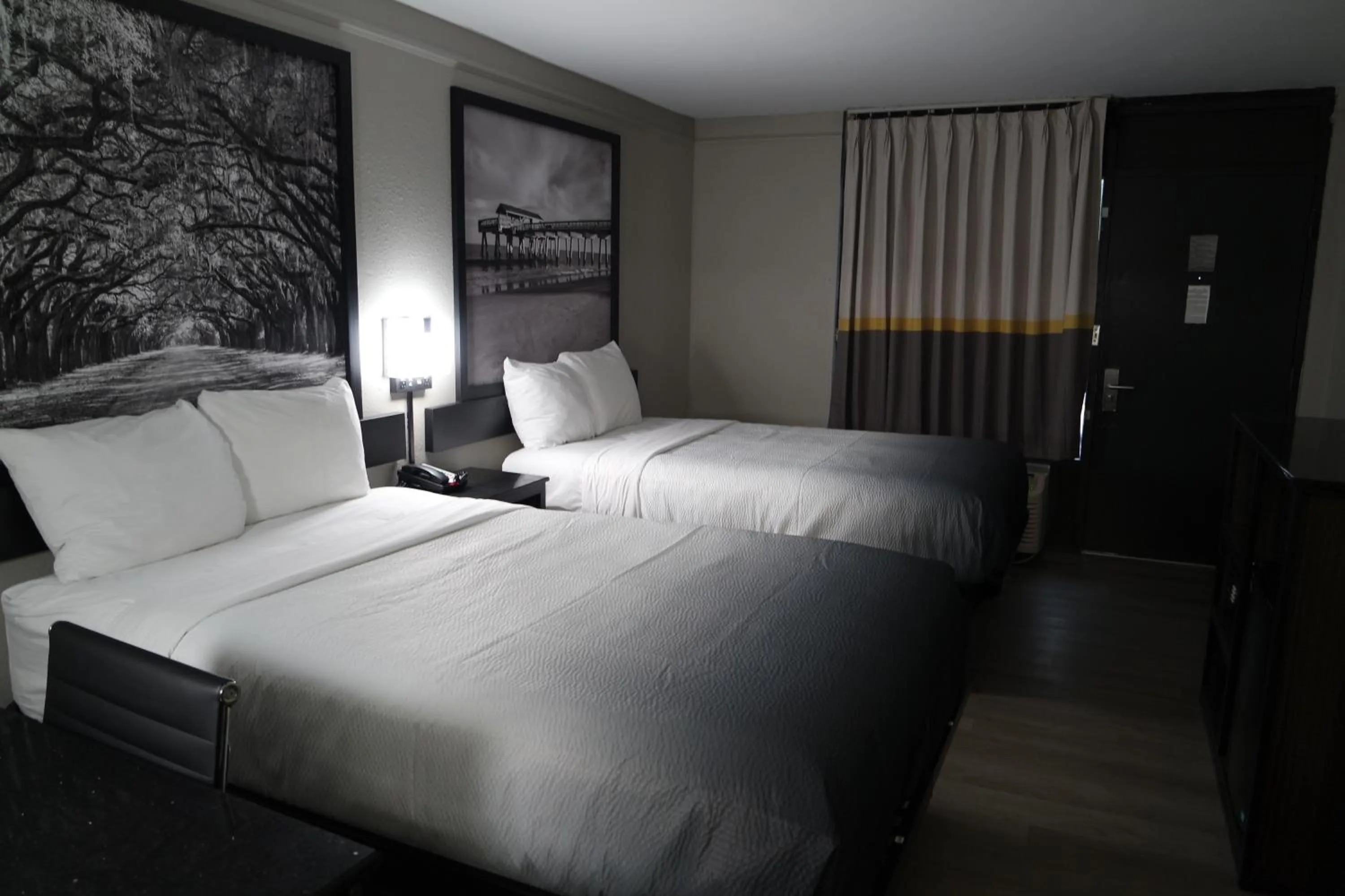 Bedroom, Bed in Super 8 by Wyndham Savannah