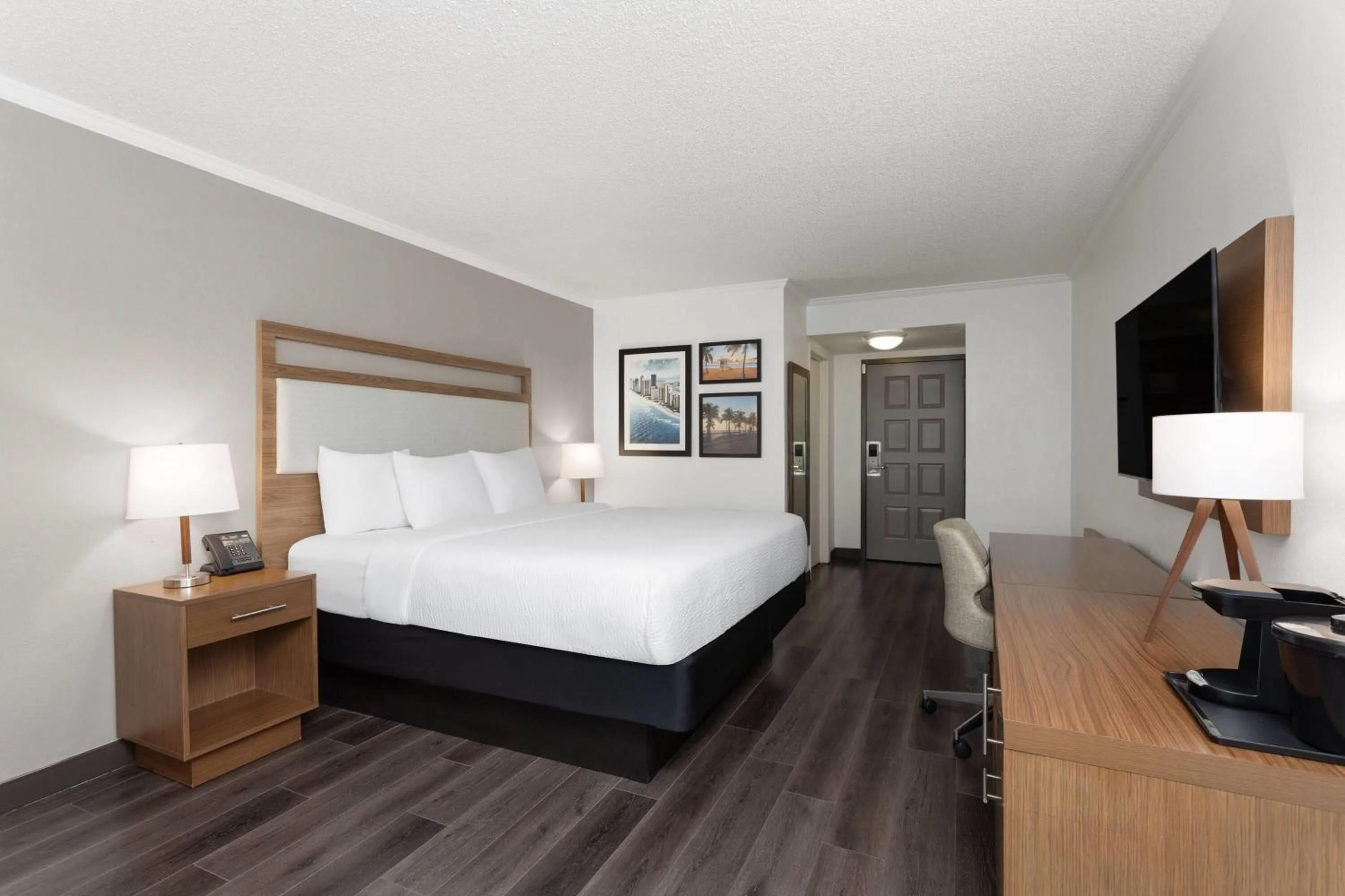 Photo of the whole room, Bed in La Quinta by Wyndham Ft Lauderdale Cypress Creek