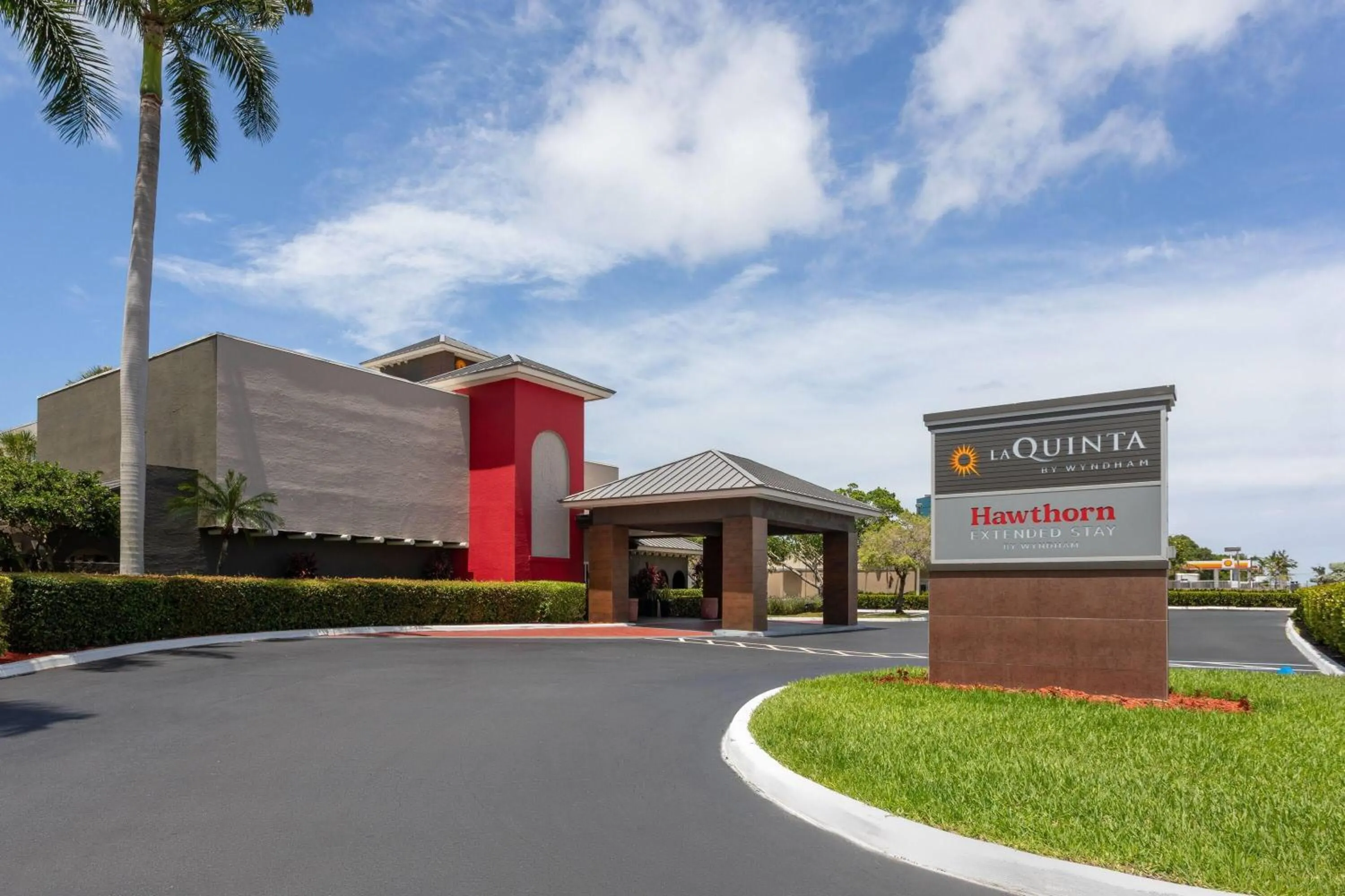 Property building in La Quinta by Wyndham Ft Lauderdale Cypress Creek