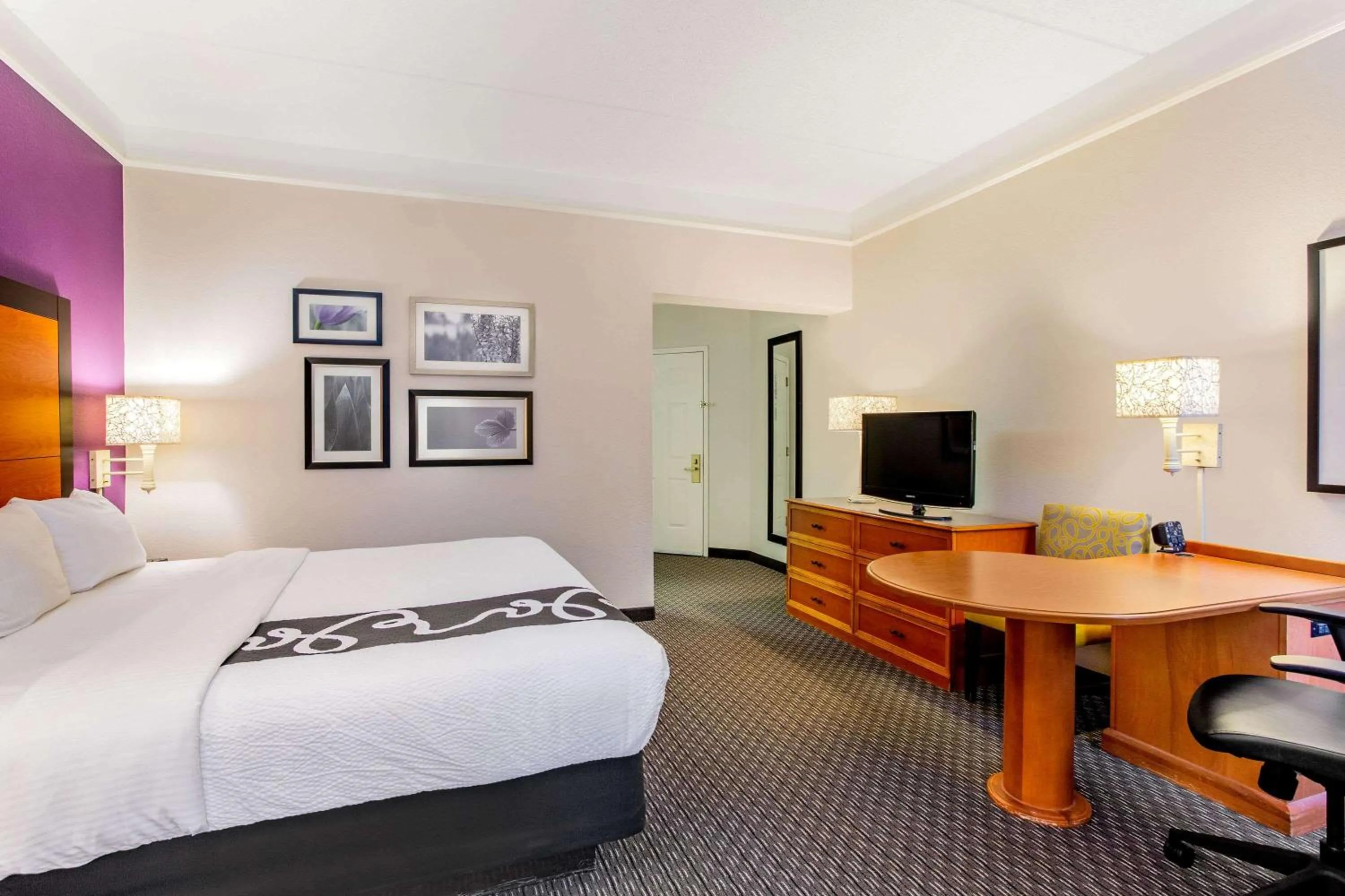 Photo of the whole room, Bed in La Quinta by Wyndham Raleigh Durham Intl AP