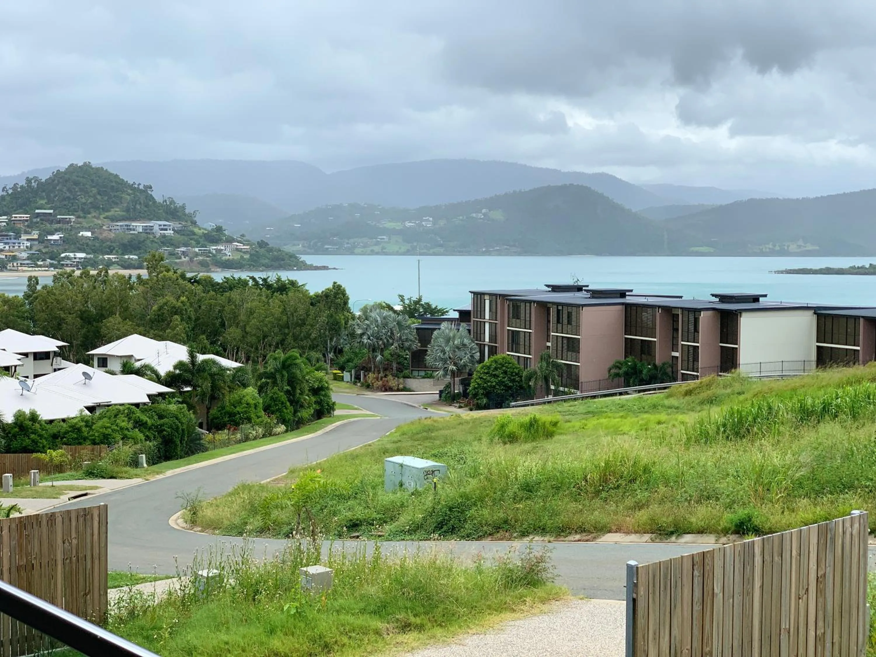 Neighbourhood in DAYDREAMING Airlie Beach, Water views & only 200m to boardwalk.
