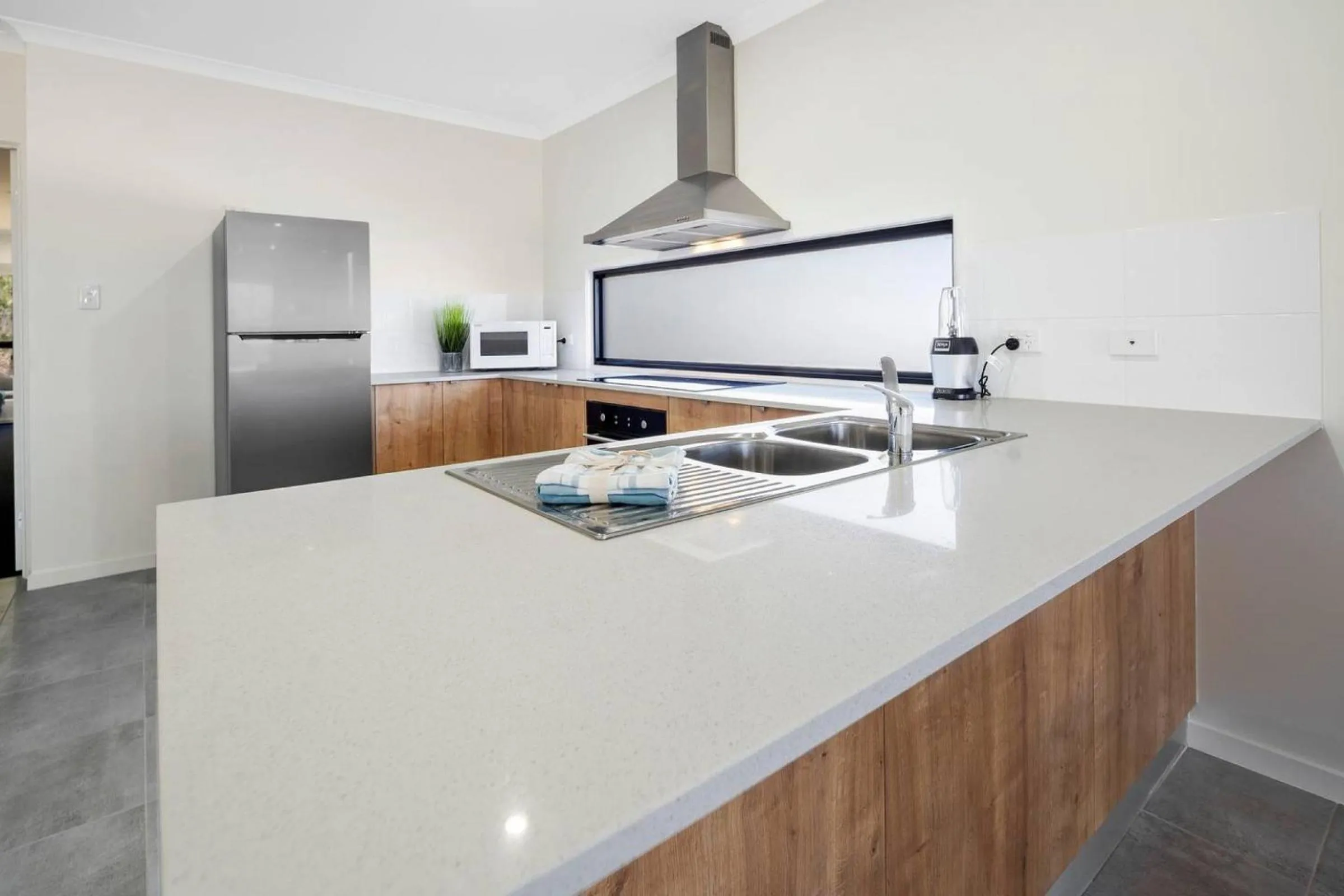 Kitchen or kitchenette in DAYDREAMING Airlie Beach, Water views & only 200m to boardwalk.