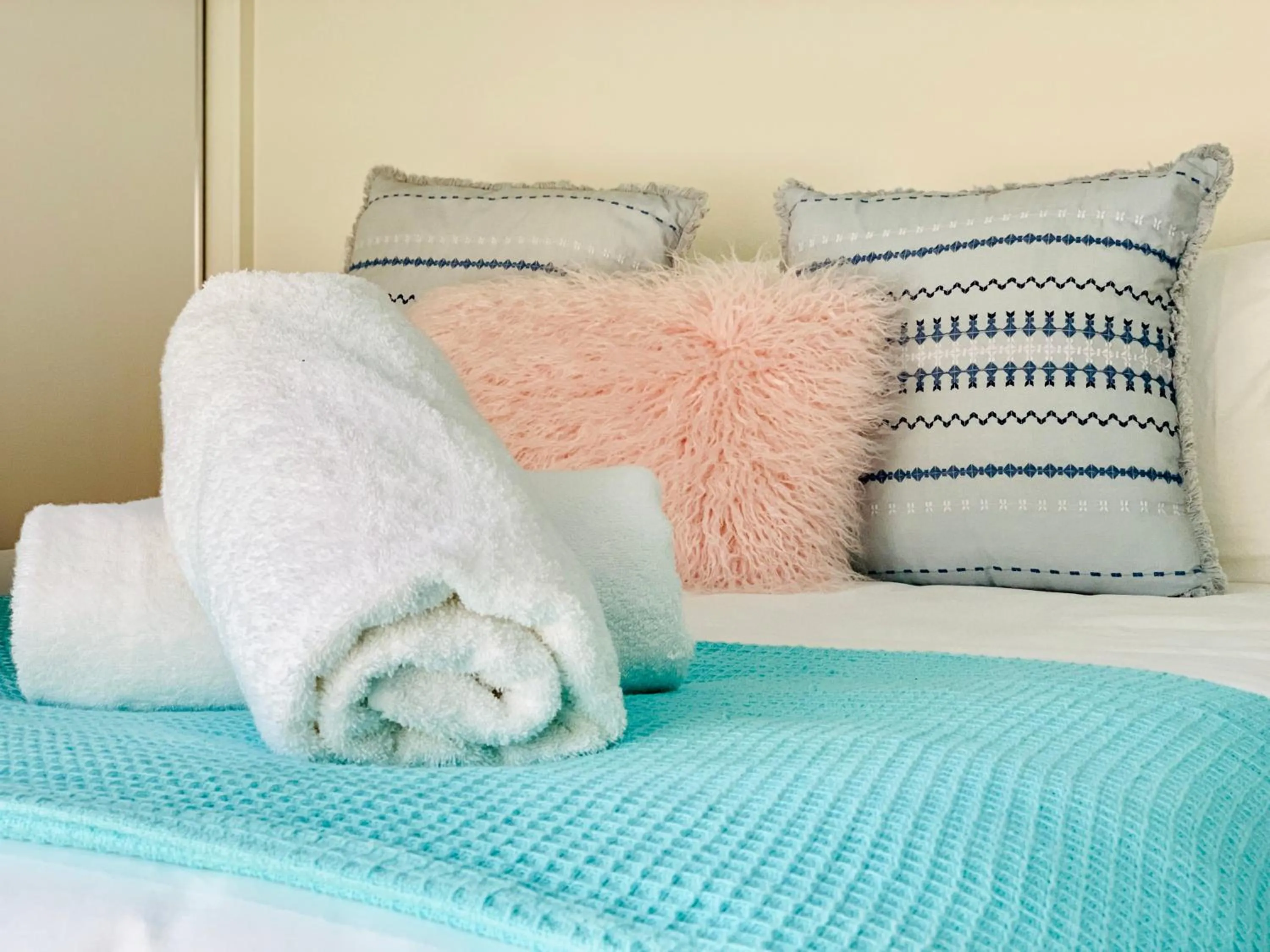 Decorative detail, Bed in DAYDREAMING Airlie Beach, Water views & only 200m to boardwalk.