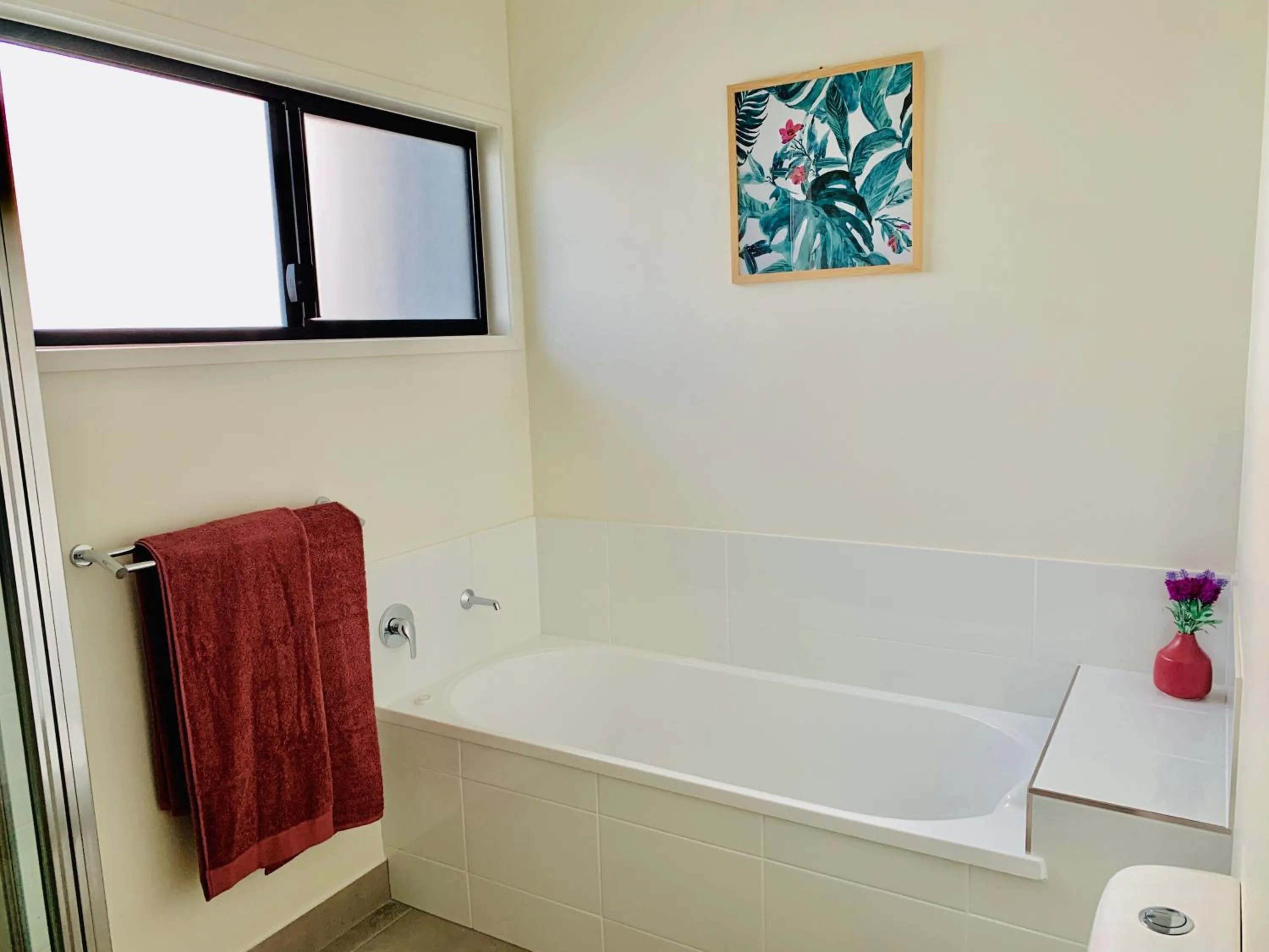 Shower in DAYDREAMING Airlie Beach, Water views & only 200m to boardwalk.