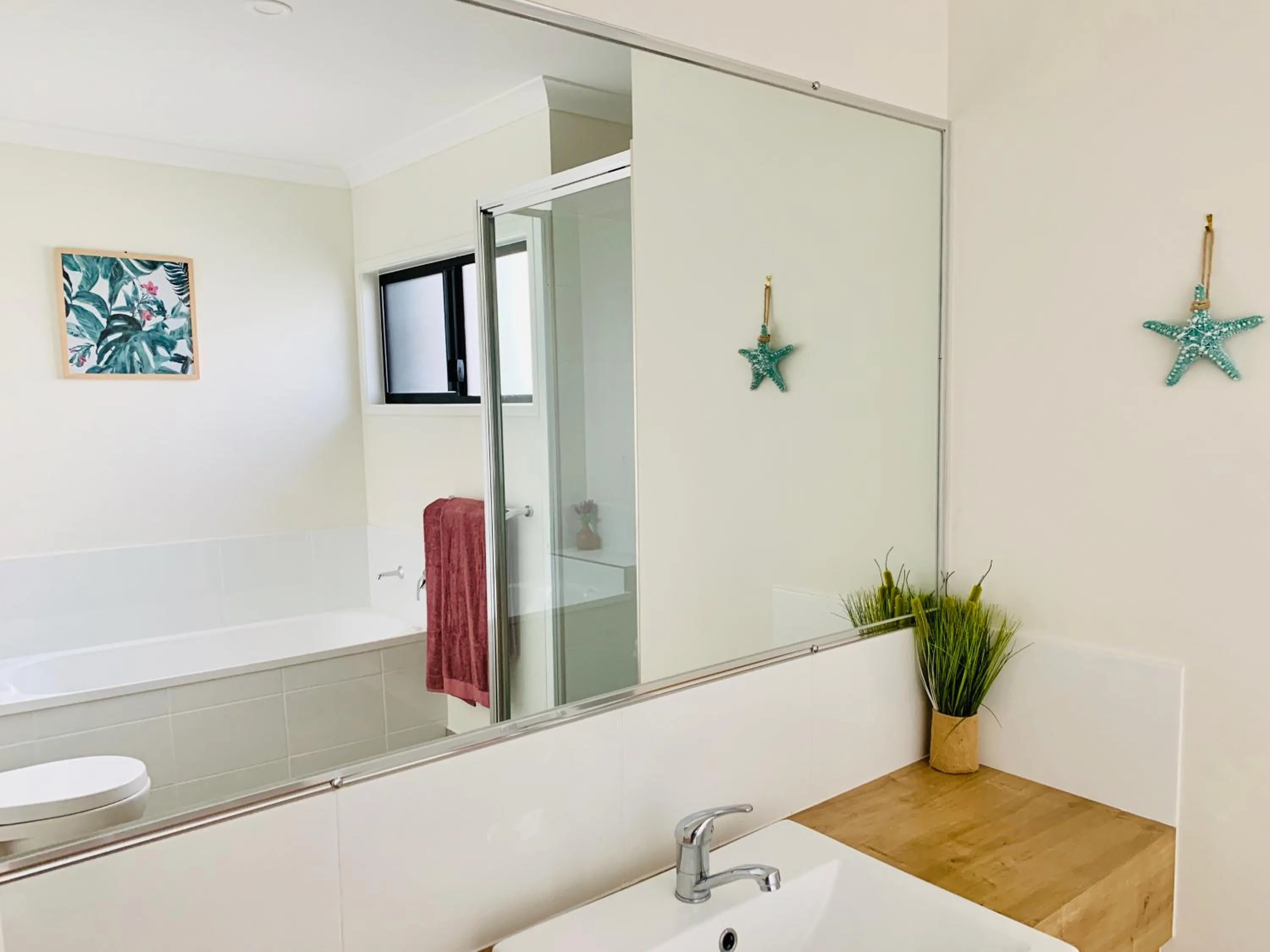 Shower in DAYDREAMING Airlie Beach, Water views & only 200m to boardwalk.